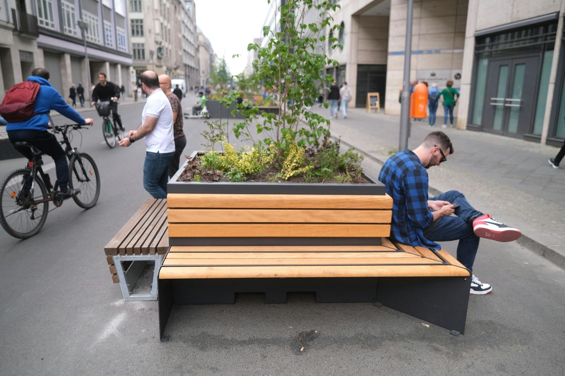 Wie ein leicht abgewandelter Spruch fürs Poesiealbum: An allen vier Ecken sollen Bänke drinstecken.