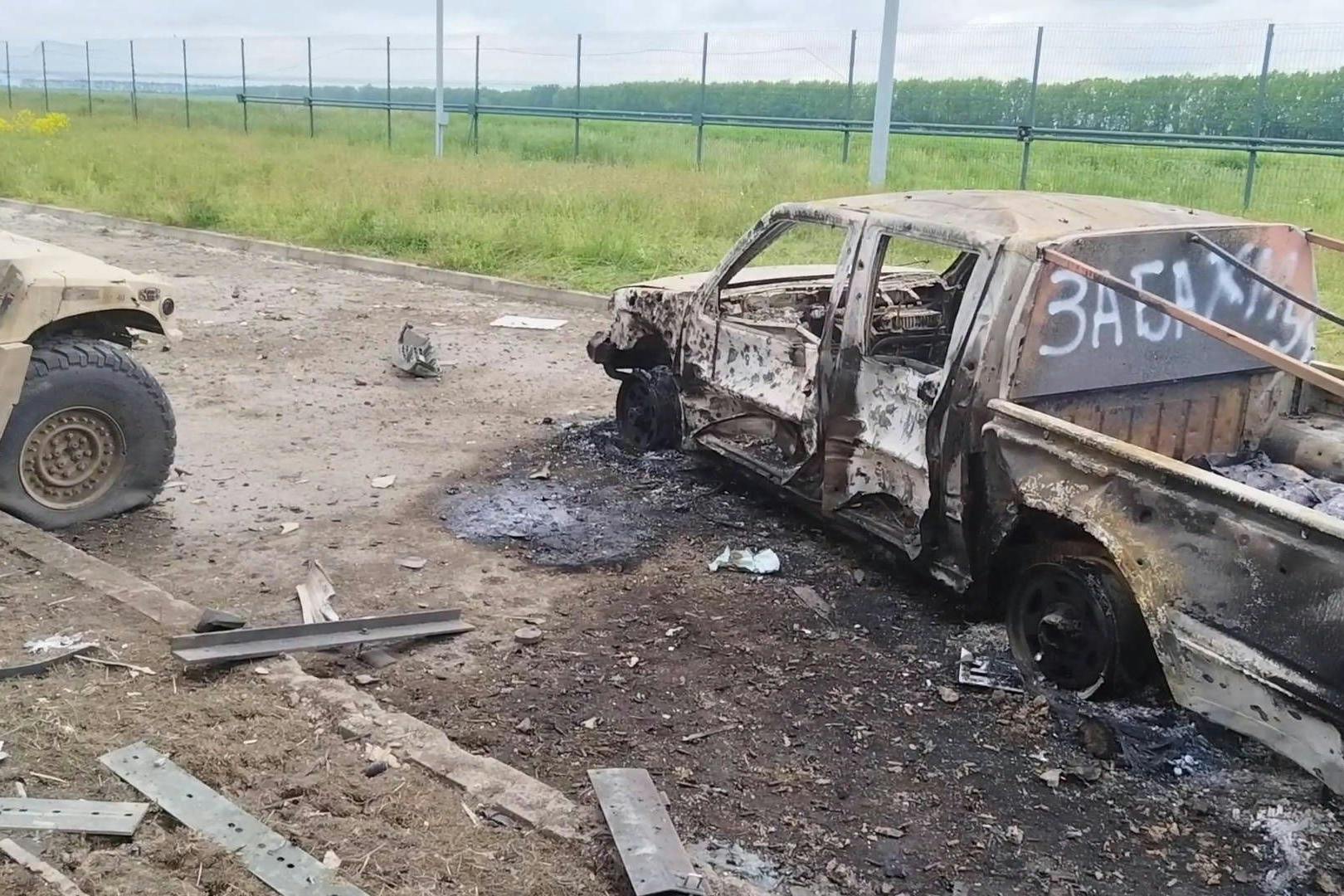 Zerstörte Autos der russischen Partisanen, die Putins Russland angegriffen haben. 