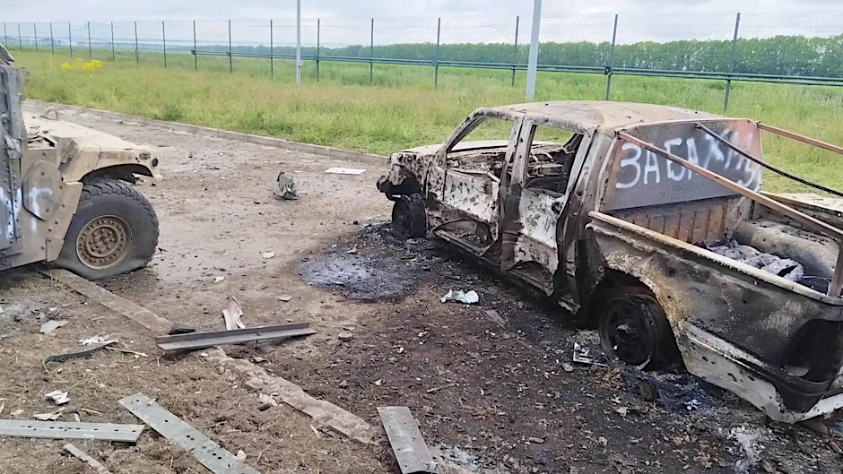 Zerstörte Autos der russischen Partisanen, die Putins Russland angegriffen haben.&nbsp;