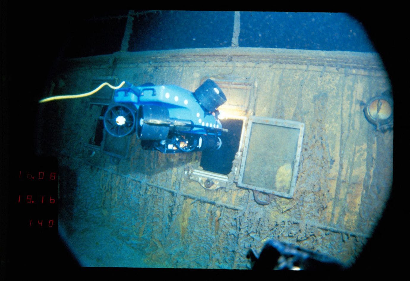 Dieses Bild, das mit Genehmigung der WHOI während des historischen Tauchgangs 1986 aufgenommen und am 15. Februar 2023 veröffentlicht wurde, zeigt das ROV (Remotely Operated Vehicle) Jason Jr. beim Blick ins Innere der Titanic.