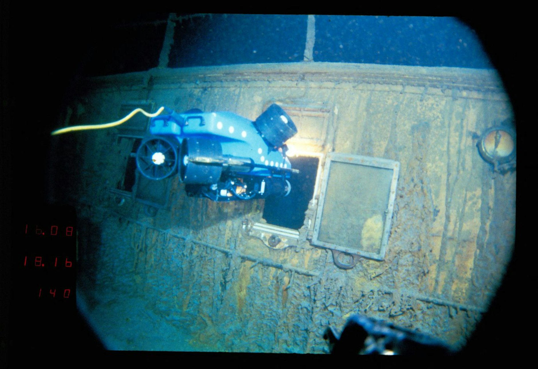 Dieses Bild, das mit Genehmigung der WHOI während des historischen Tauchgangs 1986 aufgenommen und am 15. Februar 2023 veröffentlicht wurde, zeigt das ROV (Remotely Operated Vehicle) Jason Jr. beim Blick ins Innere der Titanic.