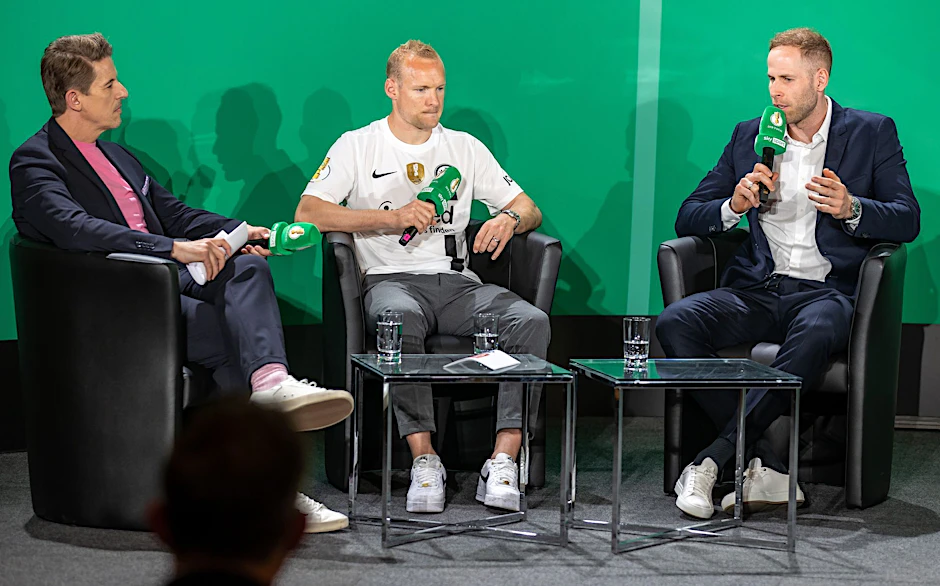 Bei der Übergabe des DFB-Pokals iN Berlin küündigte Peter Gulacsi (r) sein Comeback in der Vorbereitung an.  