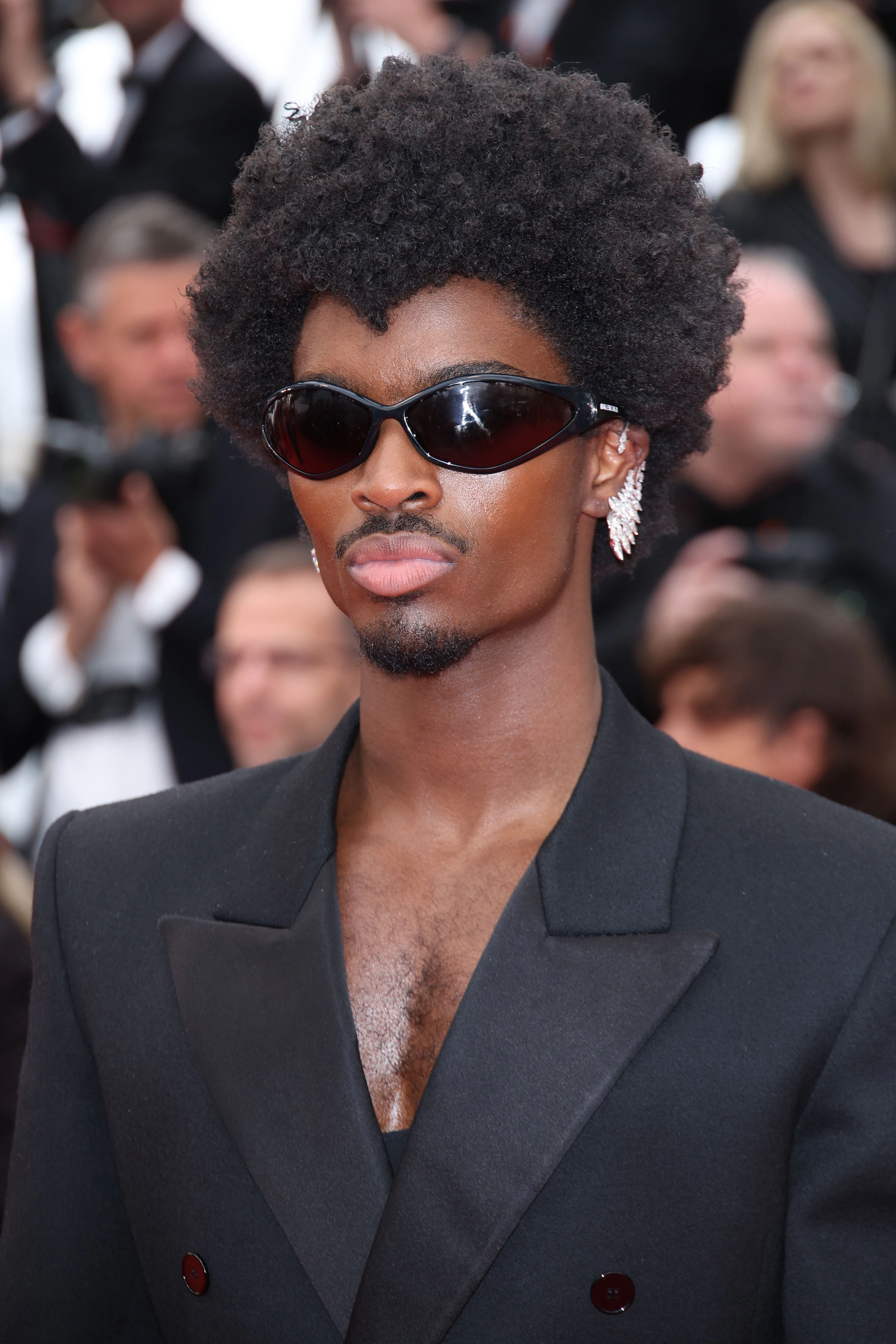 Das Model Alton Mason erscheint zu&nbsp;„Indiana Jones and the Dial of Destiny“ in einem Balenciaga-Couture-Look auf dem roten Teppich. Das besondere Lob erhält er für seinen sensationellen Ohrschmuck. Er trägt einen diamantbesetzten „Feather ear cuff“ des Pariser Juweliers Maison Messika. Applaus!