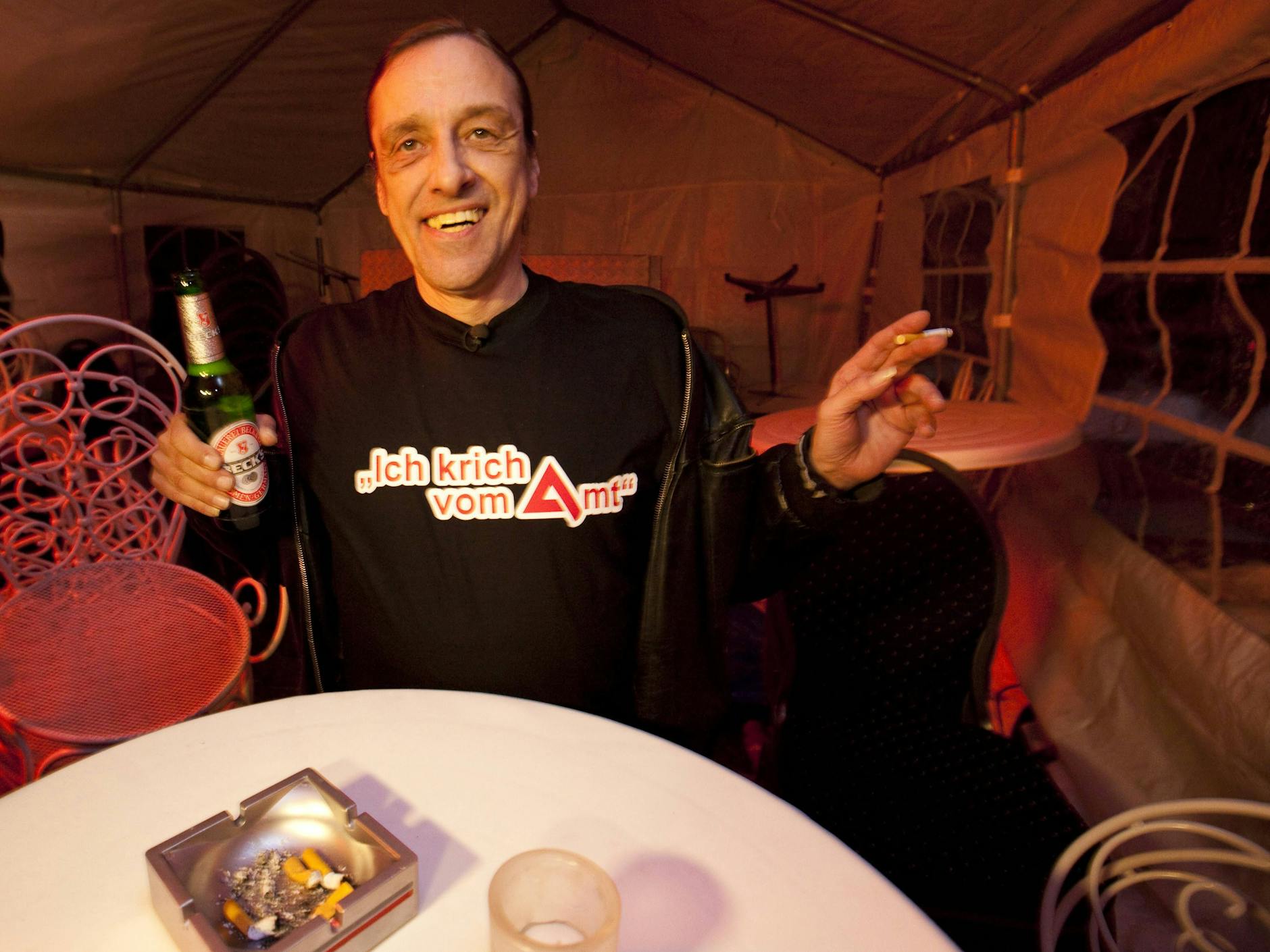 Kippe, Bier und Motto-Shirt: Arno Dübel wusste, wie Inszenierung funktioniert.