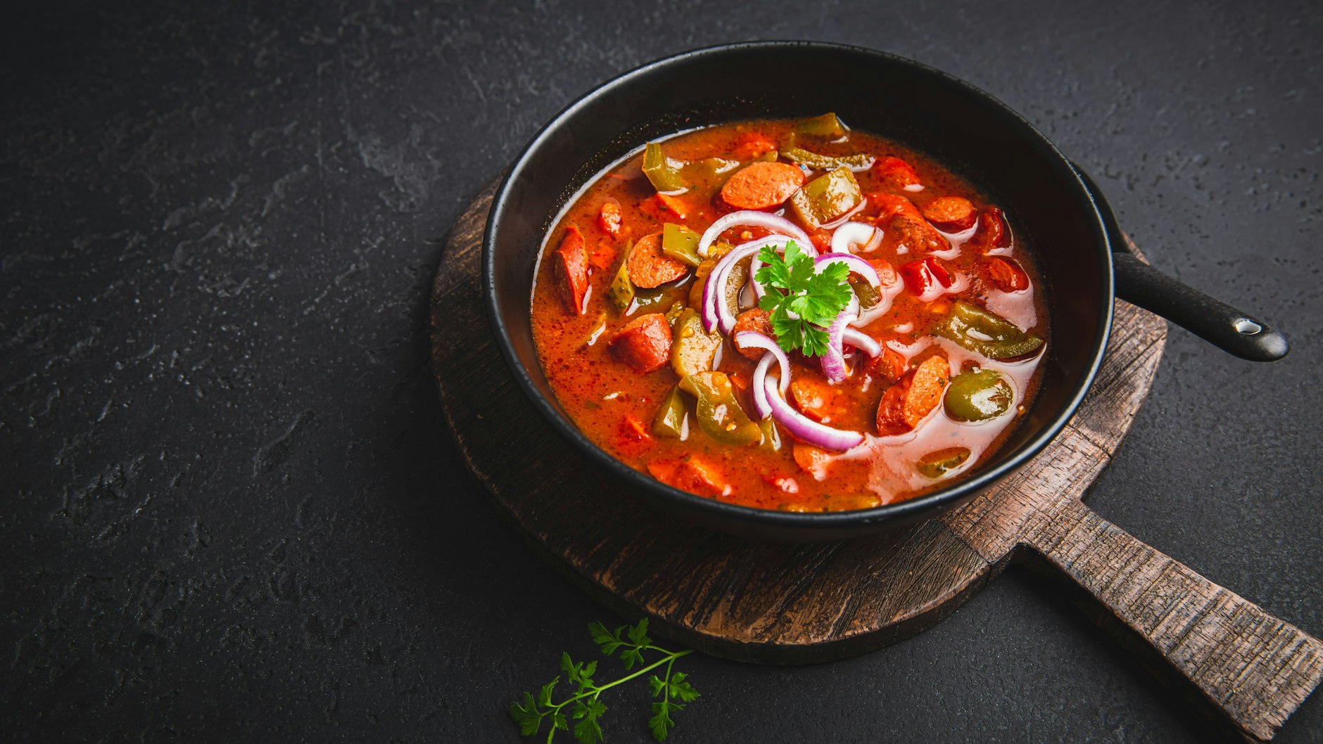 Die leckere Soljanka ist so richtig schön würzig – nach diesem Rezept.