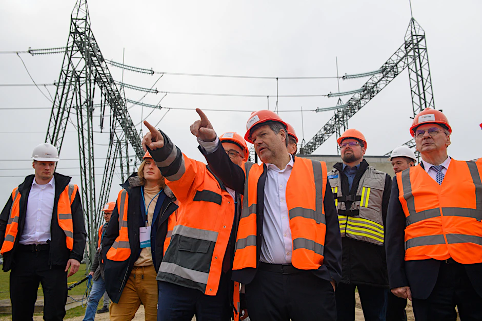 Politiker gehen mit Mitarbeitern von 50Hertz und Medienvertretern durch das Umspannwerk Wolmirstedt – Startpunkt der künftigen Stromtrasse.