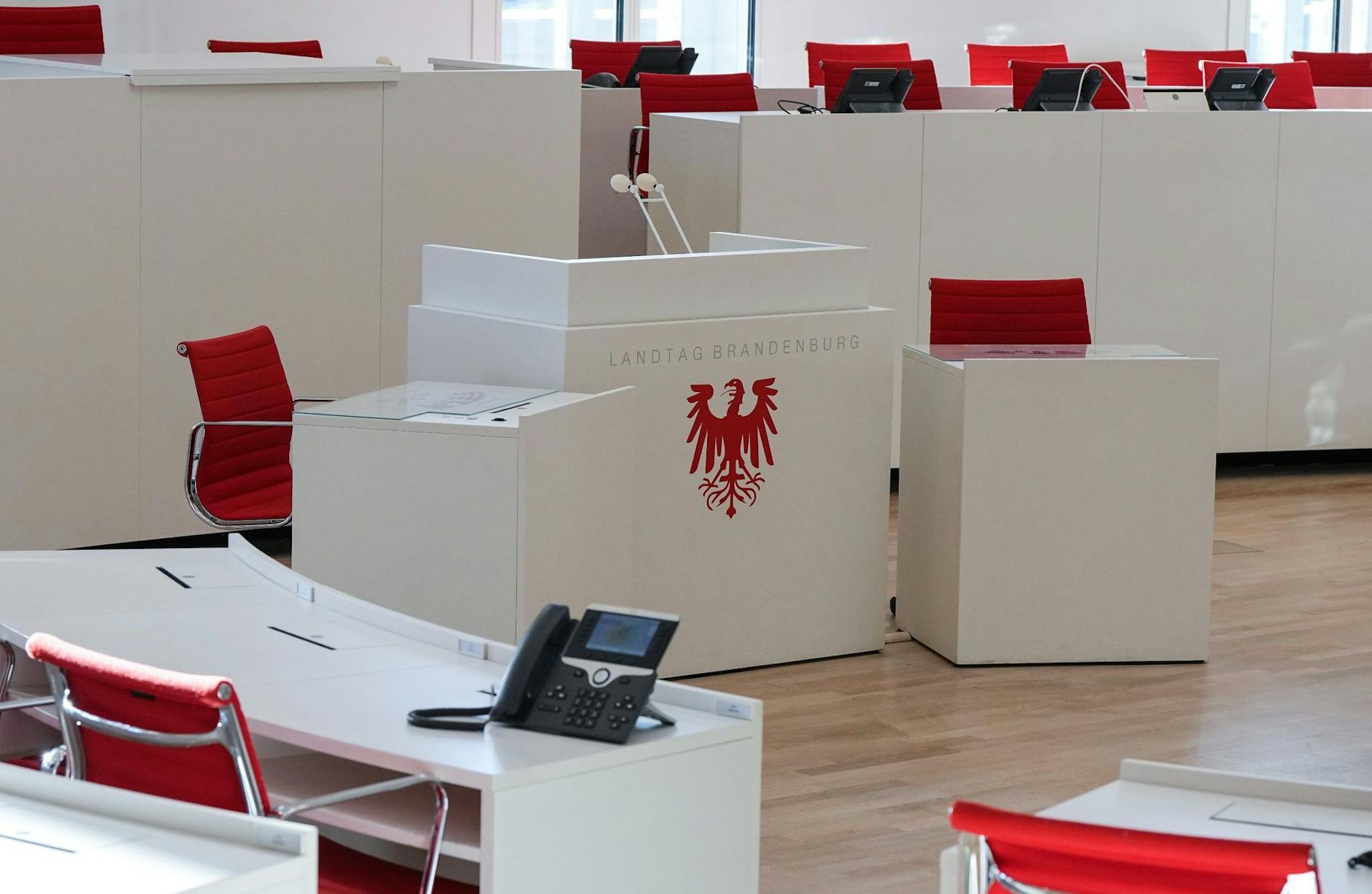 ARCHIV - Das Rednerpult im Plenarsaal des Landtages Brandenburg.