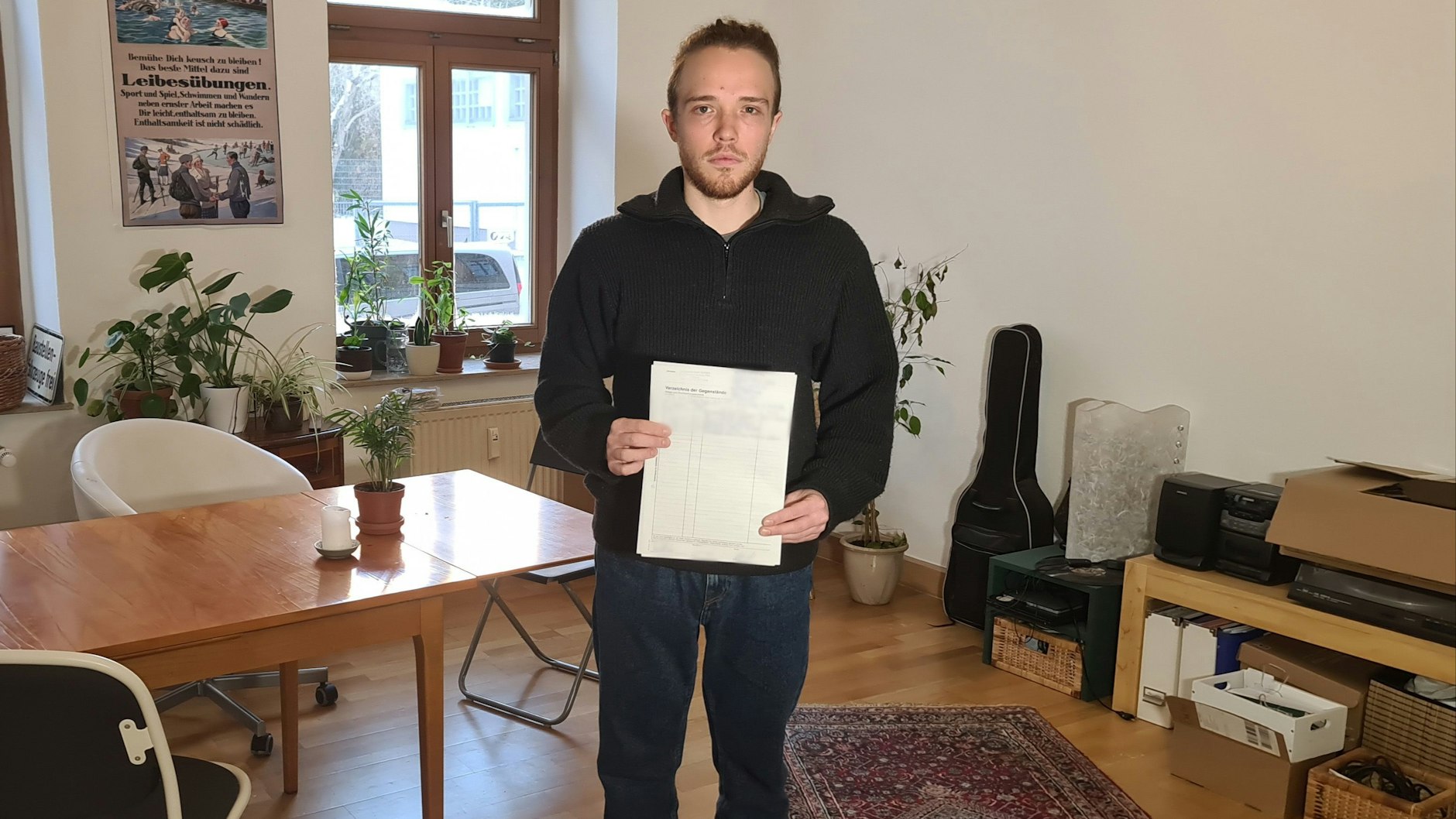 Jakob Beyer, Klimaaktivist der Letzten Generation, hält ein Durchsuchungsprotokoll in den Händen. Im Dezember 2022 fand bei ihm eine Wohnungsdurchsuchung statt. Mit Durchsuchungen in mindestens sechs Bundesländern waren Polizei und Staatsanwaltschaft nach ersten Angaben gegen Klimaschutz-Demonstranten der Gruppe Letzte Generation vorgegangen.&nbsp;