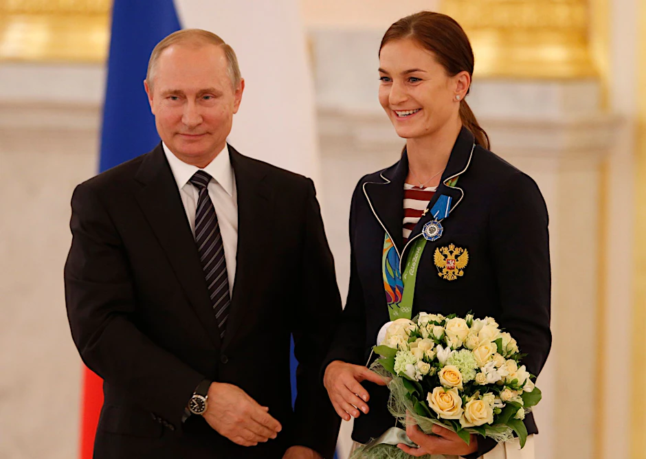 ARCHIV - Russlands Präsident Wladimir Putin und Fechterin Sofia Welikaja im Jahr 2016.  