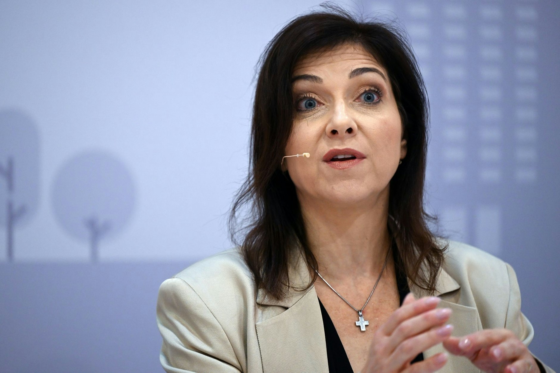 Katherina Reiche, Vorstandsvorsitzende Westenergie und Vorsitzende des Nationalen Wasserstoffrates, spricht auf dem Podium in Essen.  