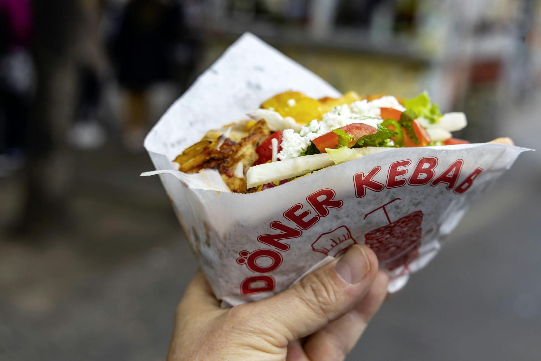 Solch ein Döner war einst ein kleiner billiger Imbiss zwischendurch. Nun kostet dieses Zwischendurch manchmal auch 6,90 Euro.