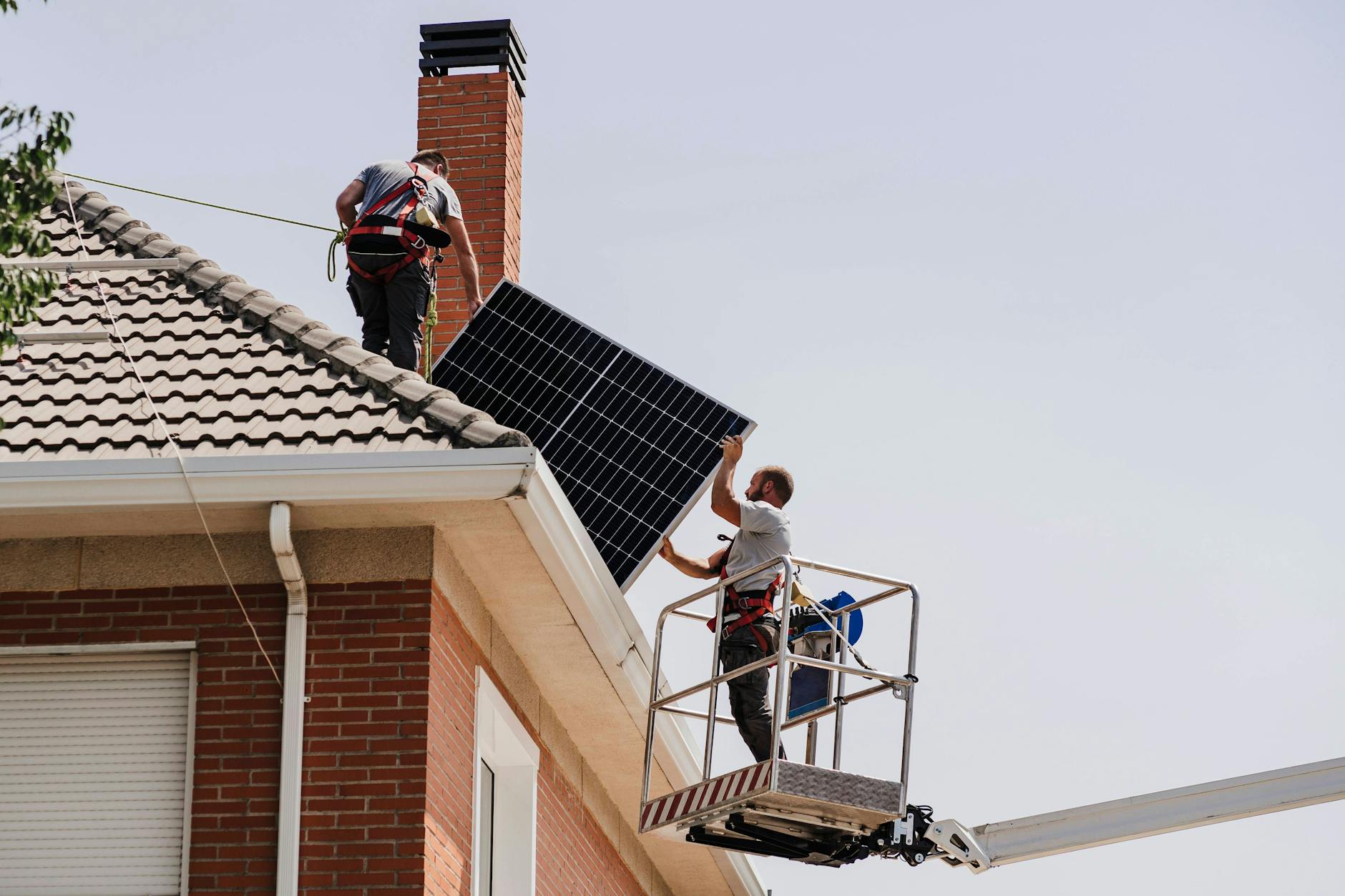Immer mehr Menschen schaffen sich in Deutschland ein Balkonkraftwerk an.