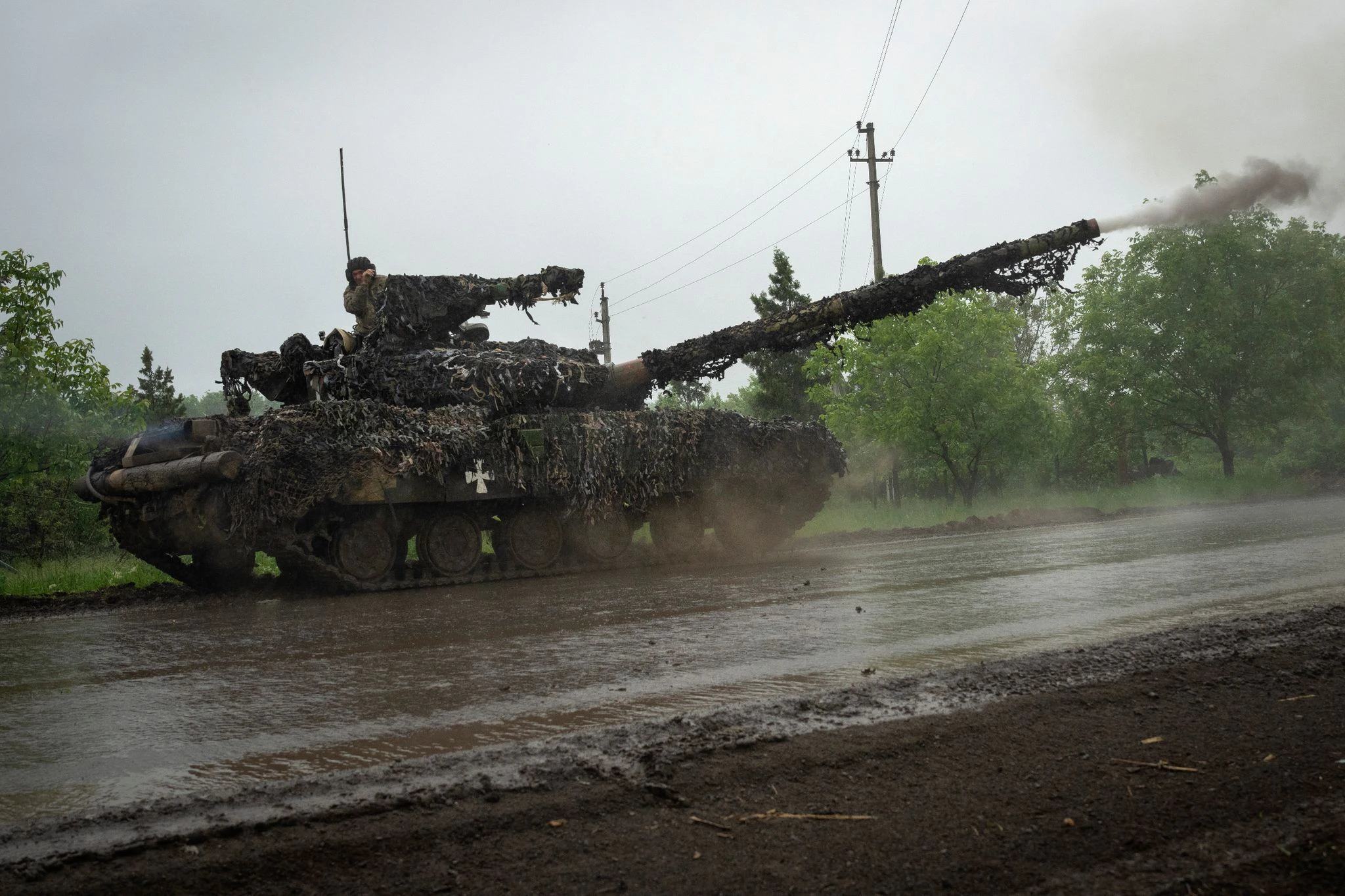 Ukrainische Soldaten feuern in der Nähe von Bachmut auf russische Stellungen.  