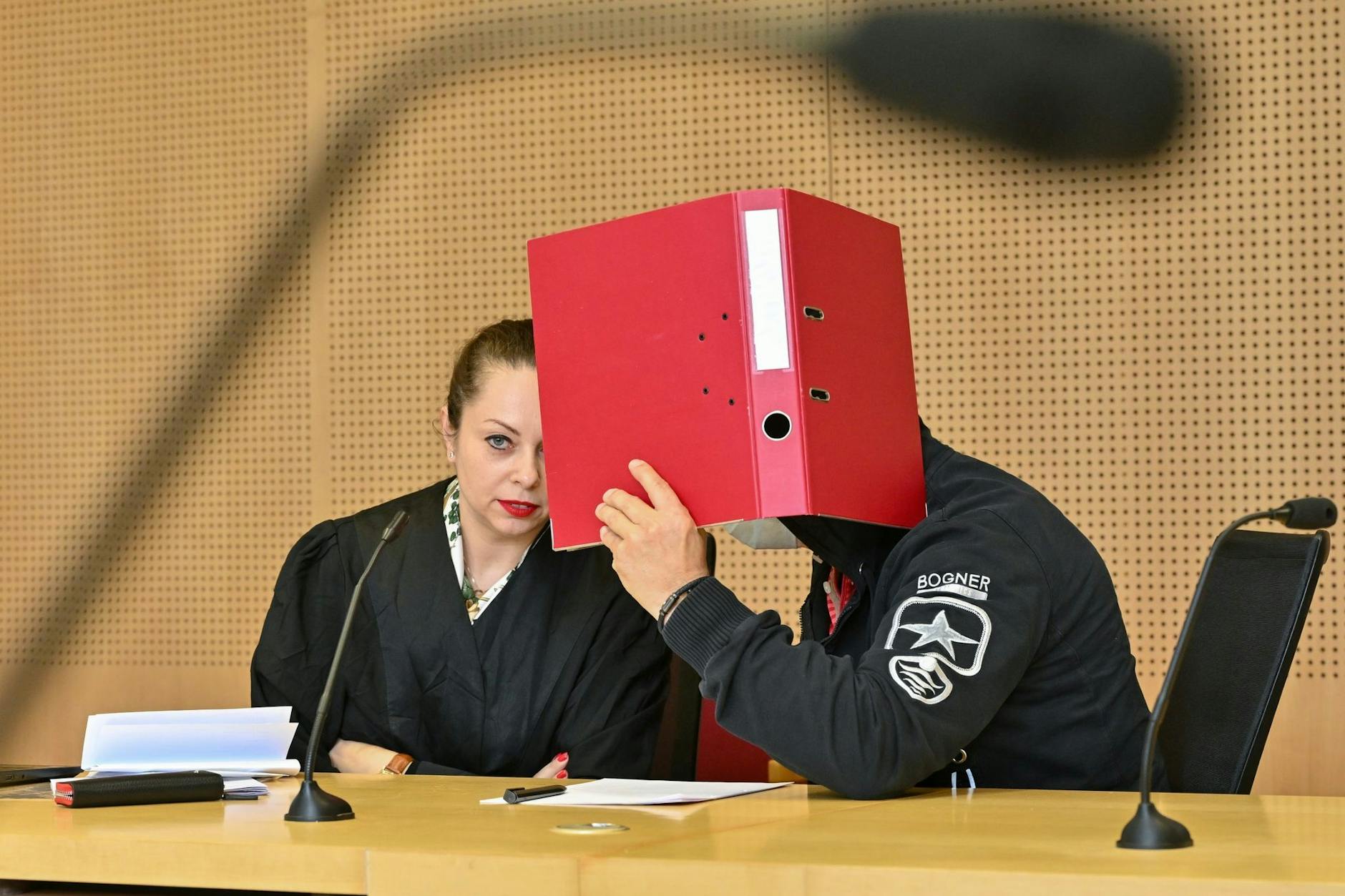 Der angeklagte Lehrer berät sich mit seiner Verteidigerin Galina Rolnik.