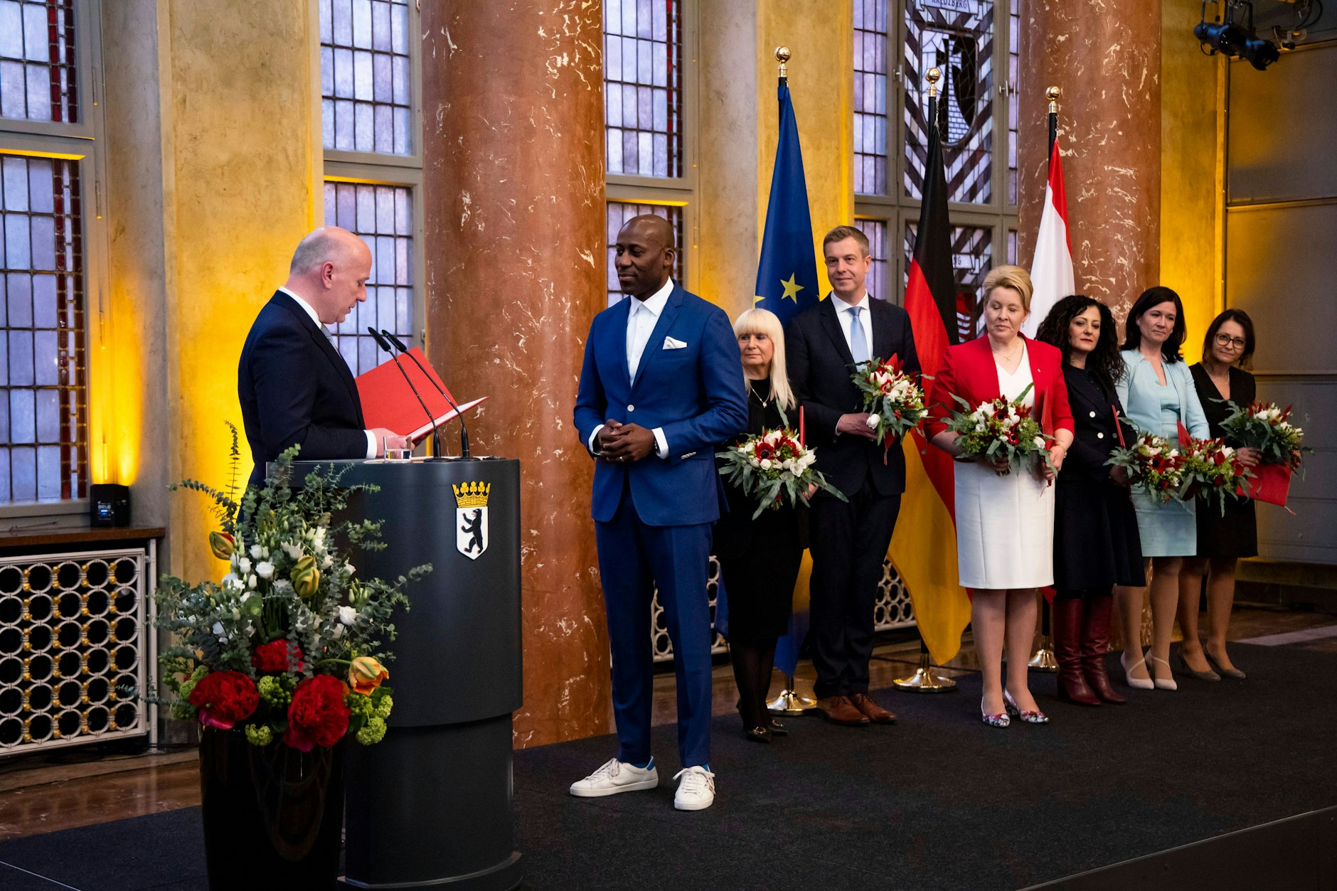 Am 27. April ernannte der Regierende Bürgermeister Kai Wegner Joe Chialo zum neuen Berliner Senator für Kultur, Zusammenhalt, Engagement- und Demokratieförderung. Auch wenn Chialo eine gute Figur dabei machte, war sein Look etwas zu bemüht.