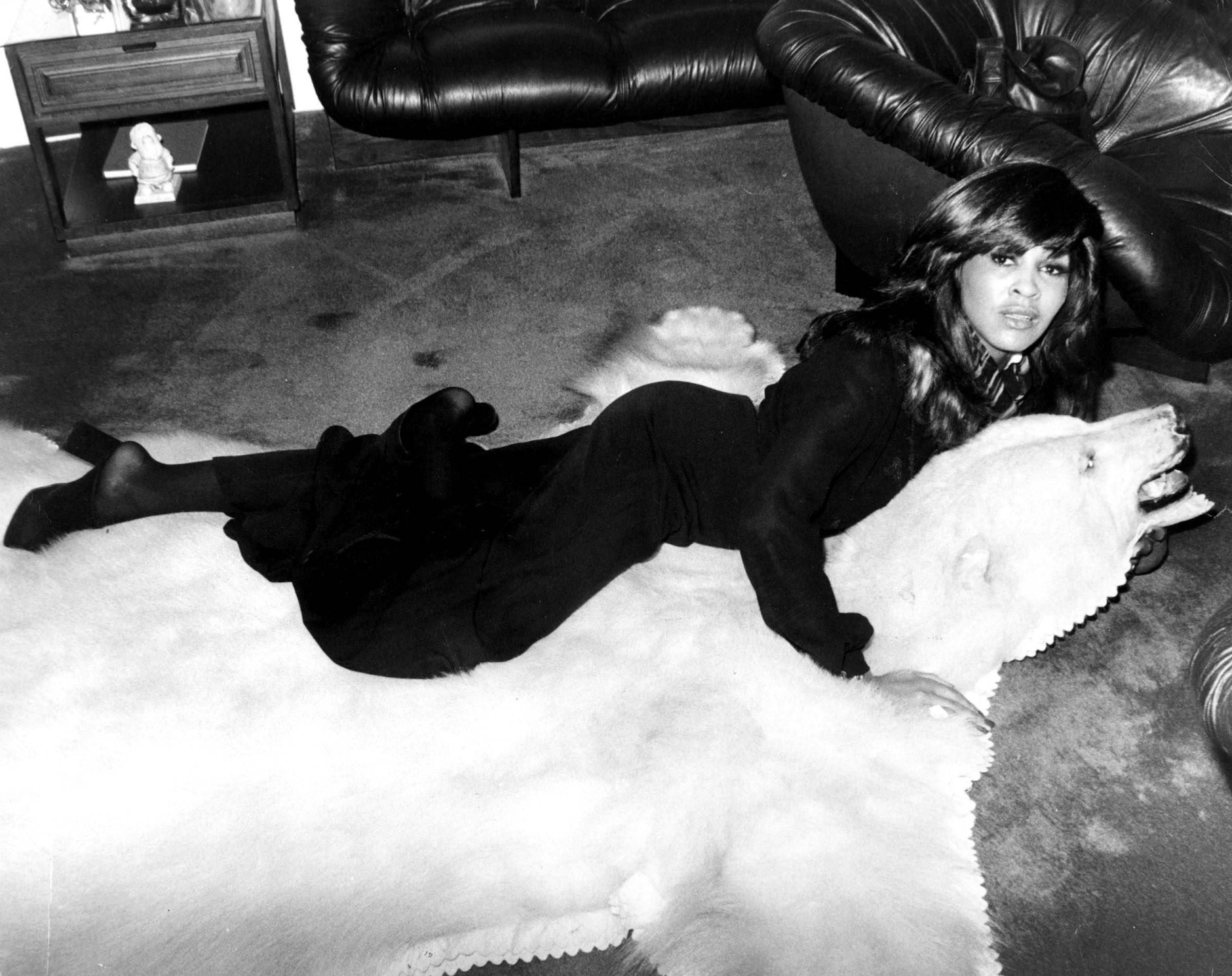 Tina Turner posiert für ein Foto in ihrem Wohnzimmer.