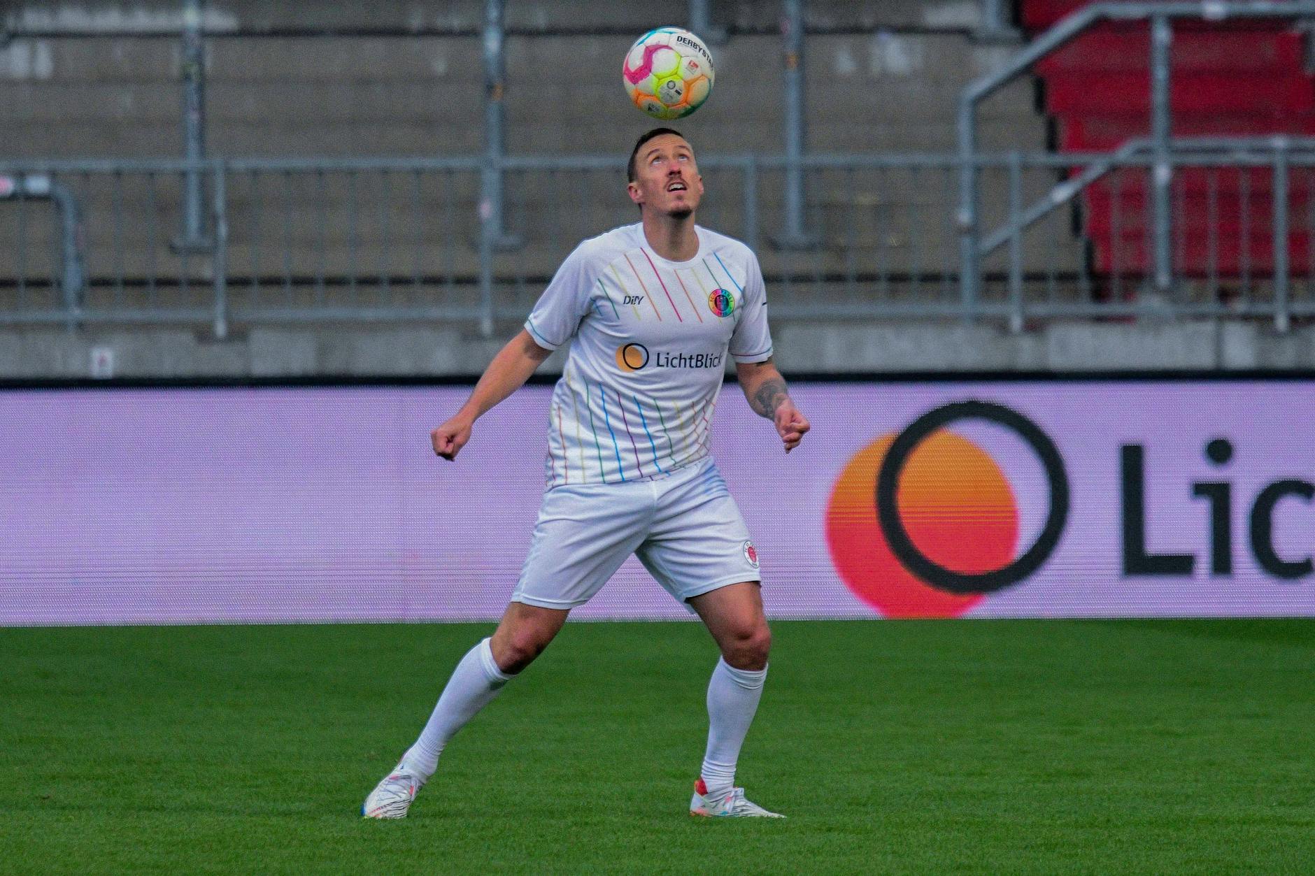 Max Kruse mit Köpfchen. Im März kickte er beim Abschiedsspiel für St. Paulis Jan-Philipp Kalla. 