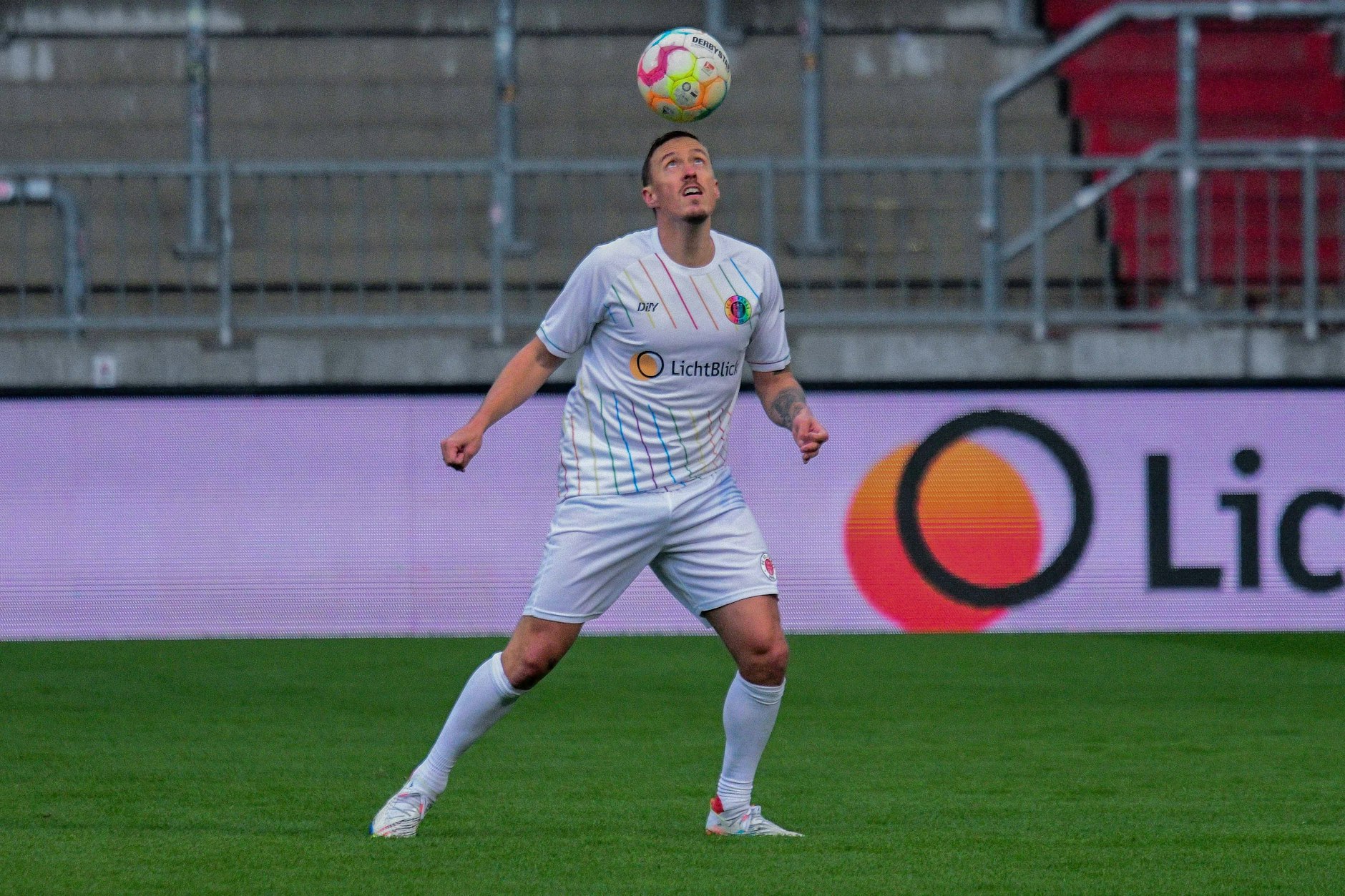 Max Kruse mit Köpfchen. Im März kickte er beim Abschiedsspiel für St. Paulis Jan-Philipp Kalla.&nbsp;