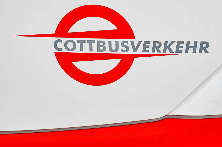 ARCHIV - Das Logo des Cottbuser Nahverkehrs auf einem Bus.  /Archivbild