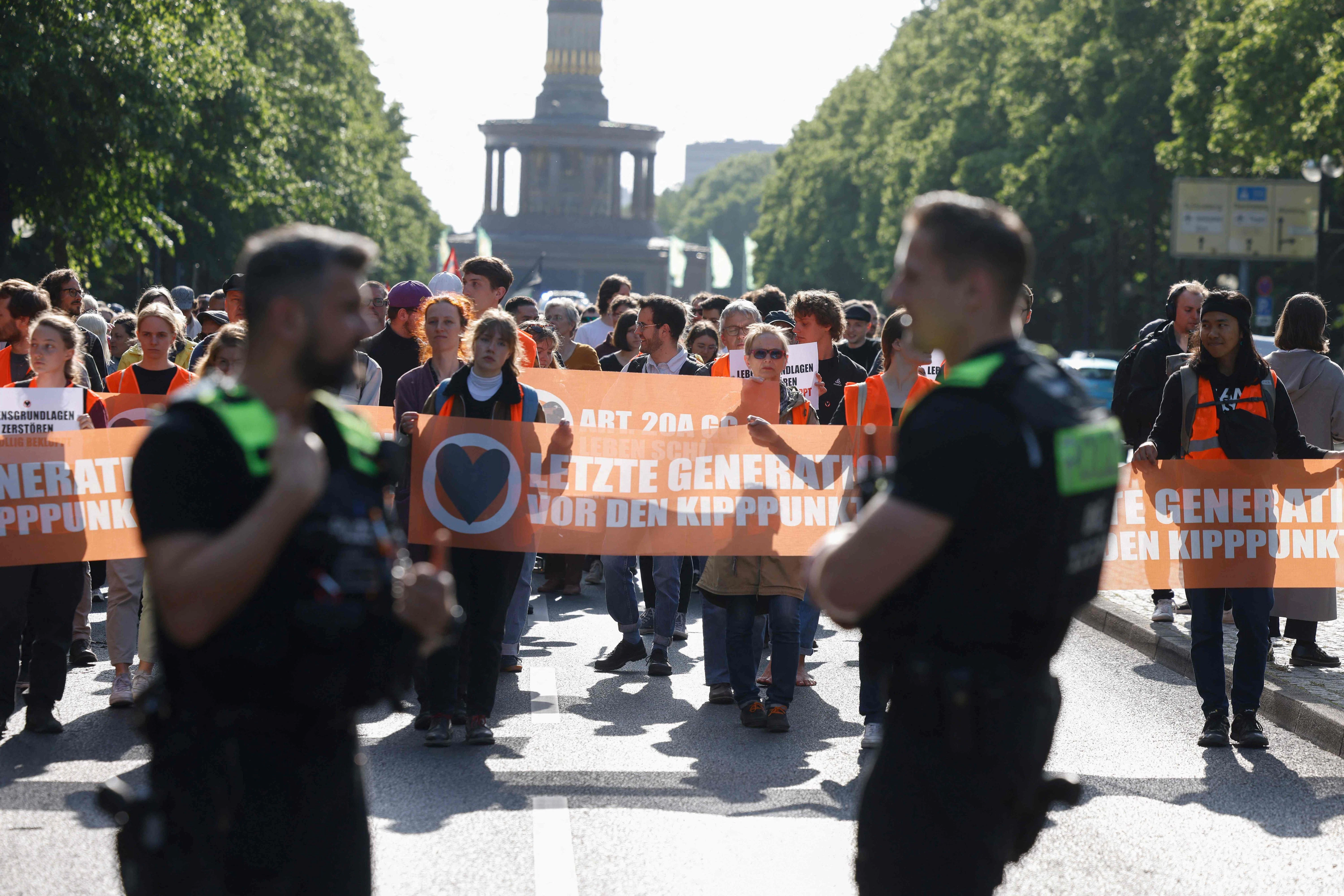 Berlin: Demonstranten und Polizisten vor der Siegessäule