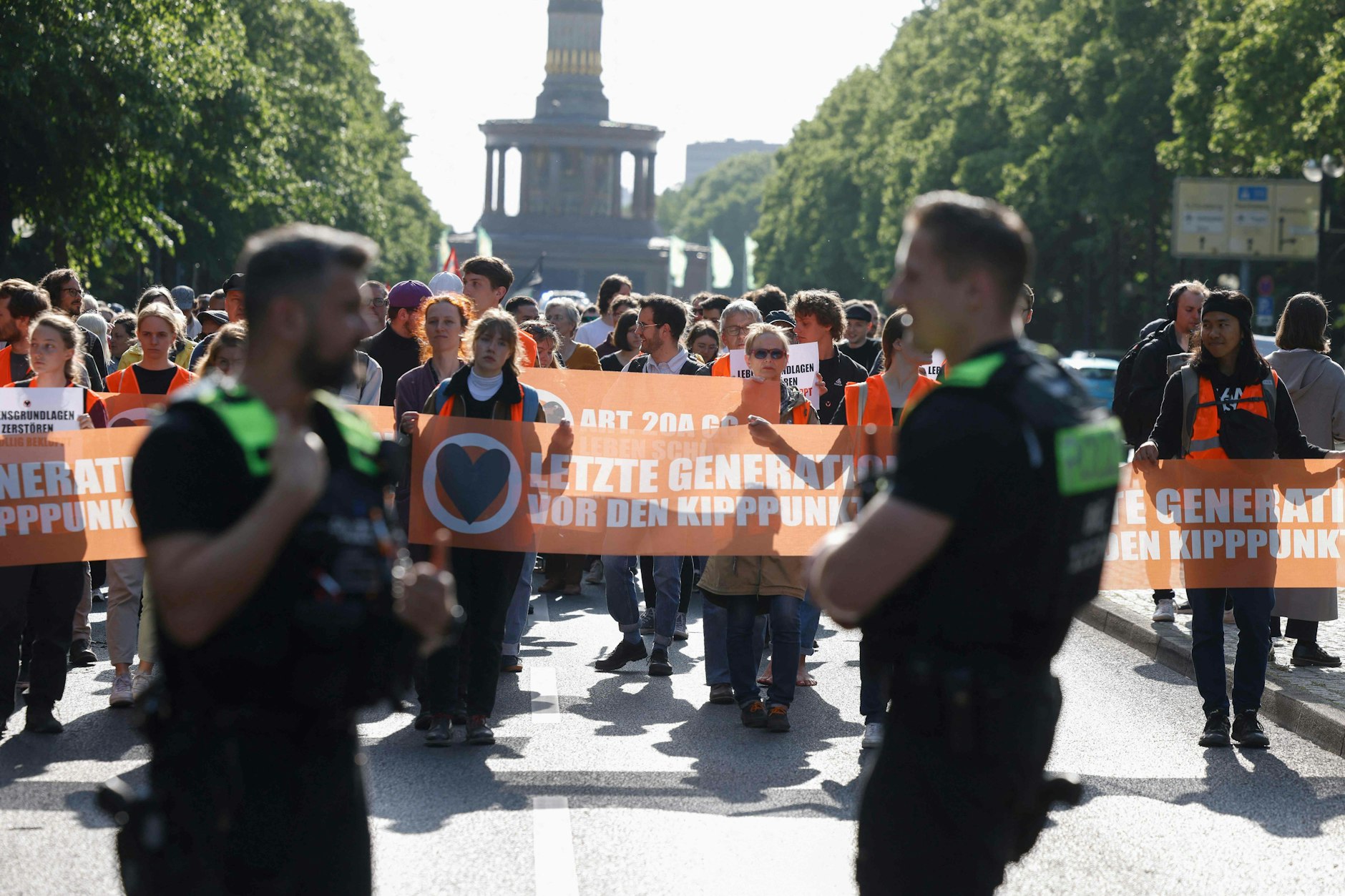 Berlin: Demonstranten und Polizisten vor der Siegessäule.