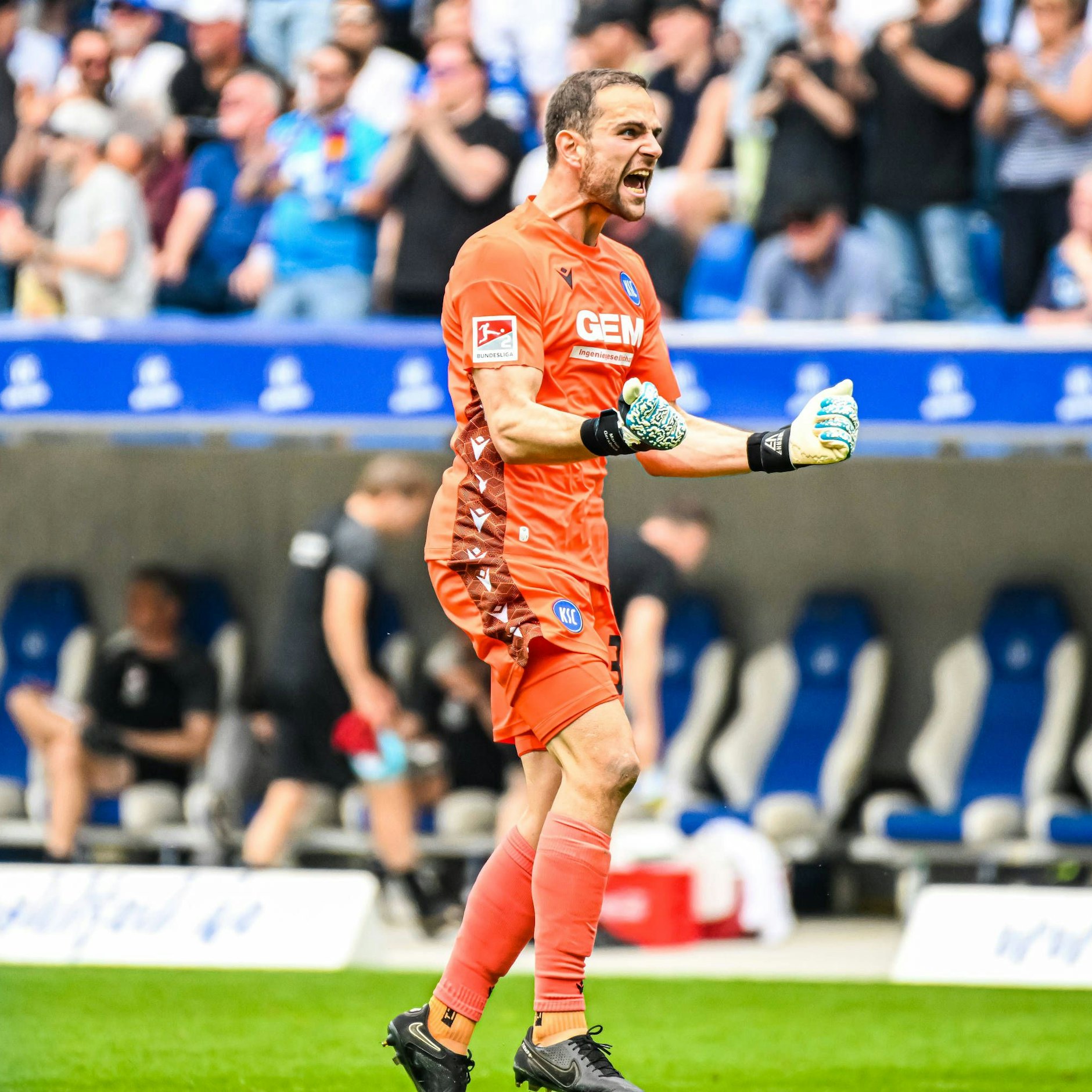 Torwart Marius Gersbeck ist seit drei Jahren Stammtorwart beim KSC. Jetzt könnte er zurückgekauft werden.