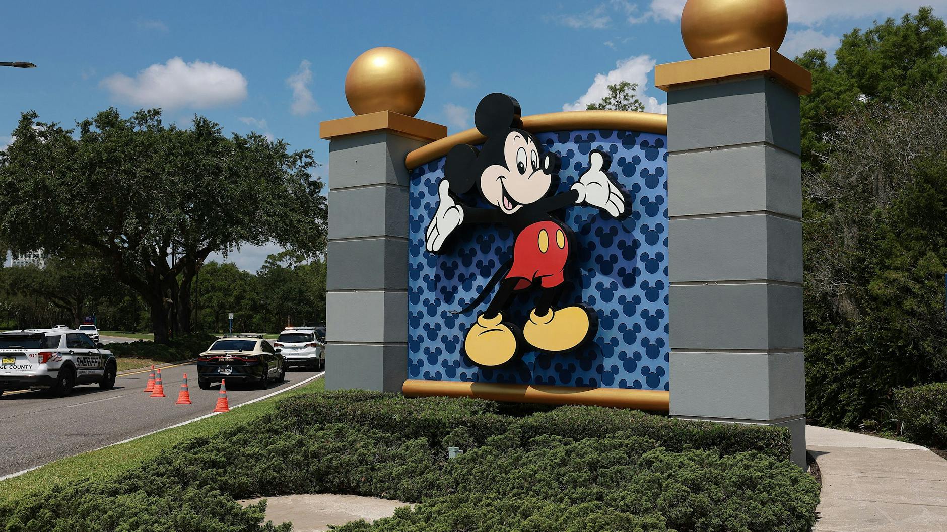 Eine Zufahrt zur Disney World in Orlando (Florida). Gouverneur Ron DeSantis hat den Unterhaltungskonzern den Kampf angesagt.