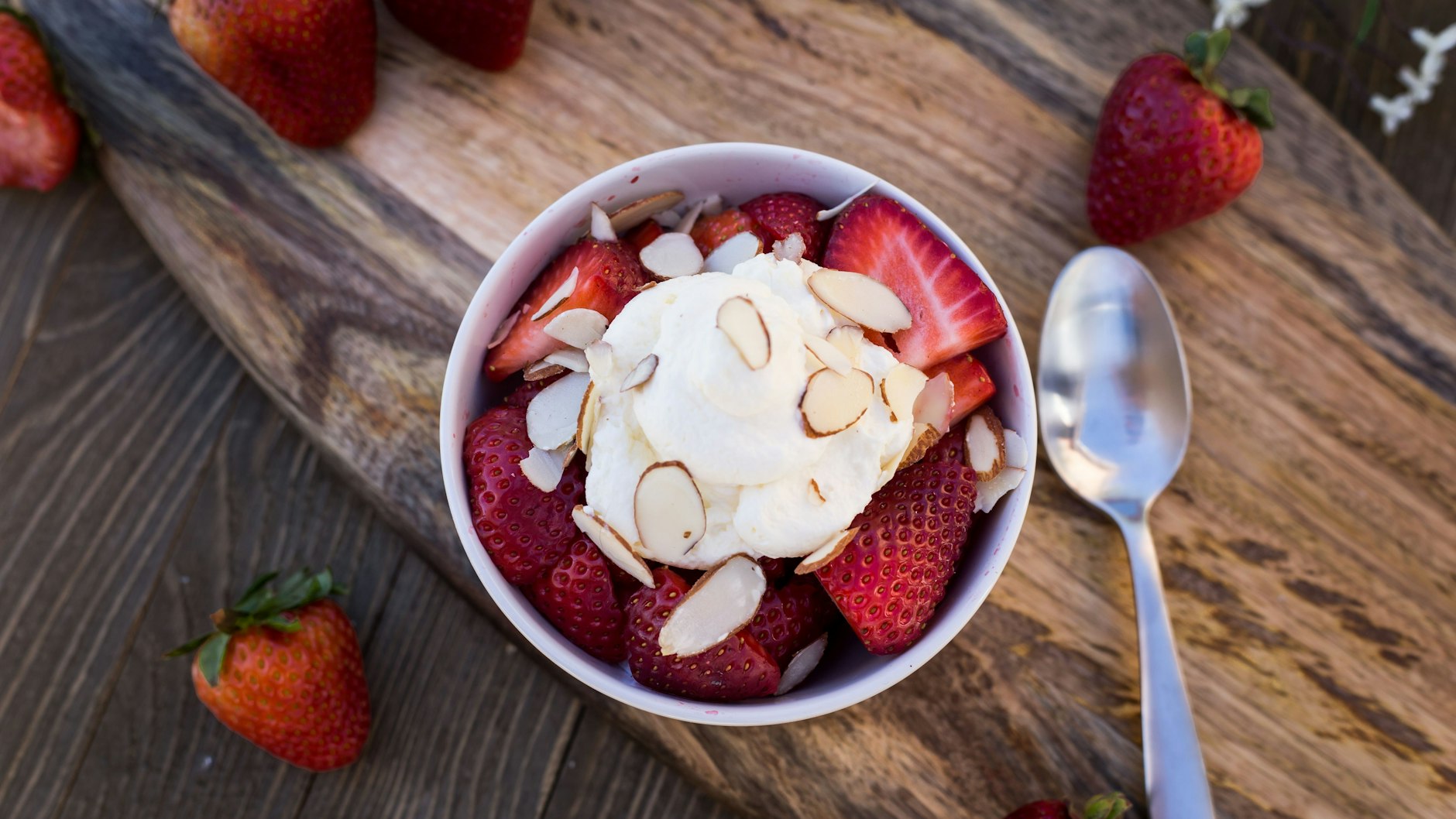 Marinierte Erdbeeren sind mit frischer Sahne besonders lecker.