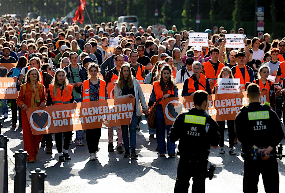Die Letzte Generation zieht durch Berlin-Tiergarten.