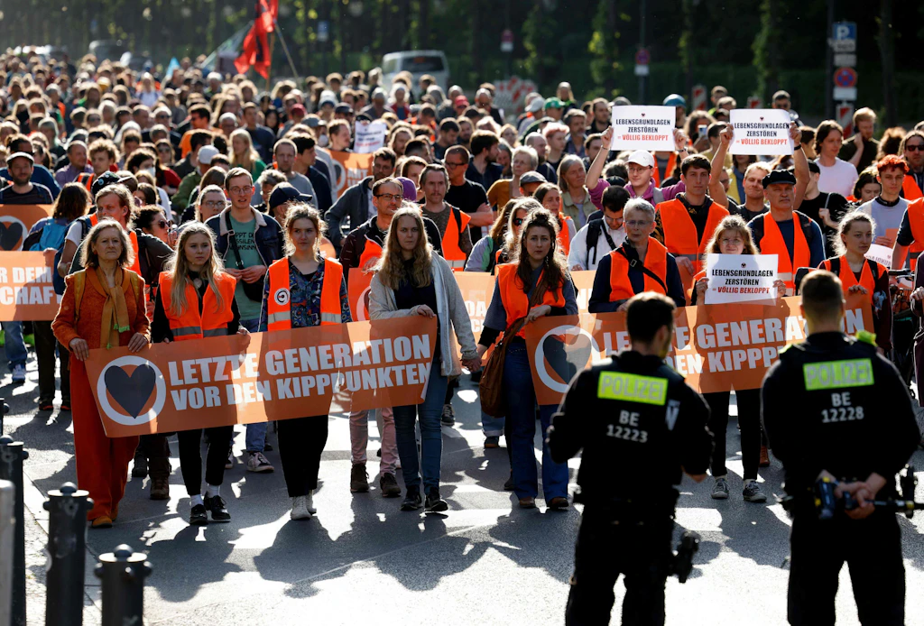 Schneckentempo-Demo in Tiergarten: Letzte Generation protestiert gegen Razzia