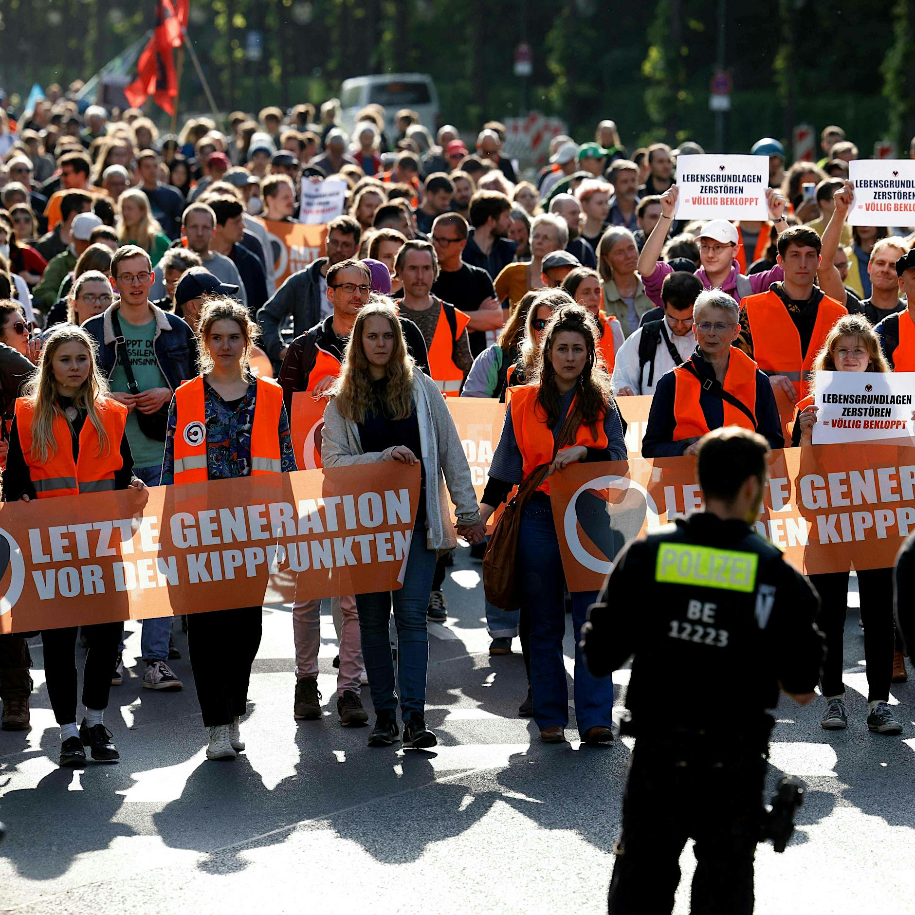 Schneckentempo-Demo in Tiergarten: Letzte Generation protestiert gegen Razzia
