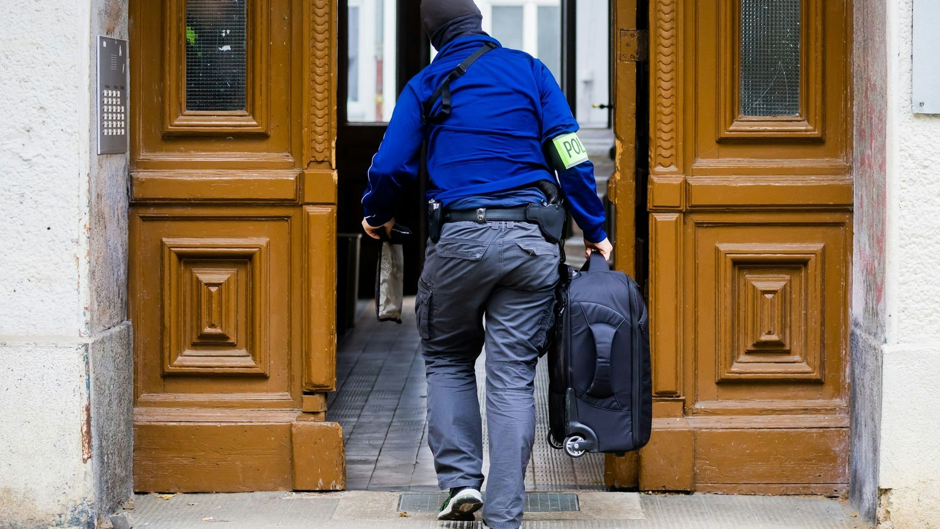 Ein Polizist während einer Hausdurchsuchung in Berlin-Kreuzberg - bundesweit waren etwa 170 Beamte im Einsatz.&nbsp;