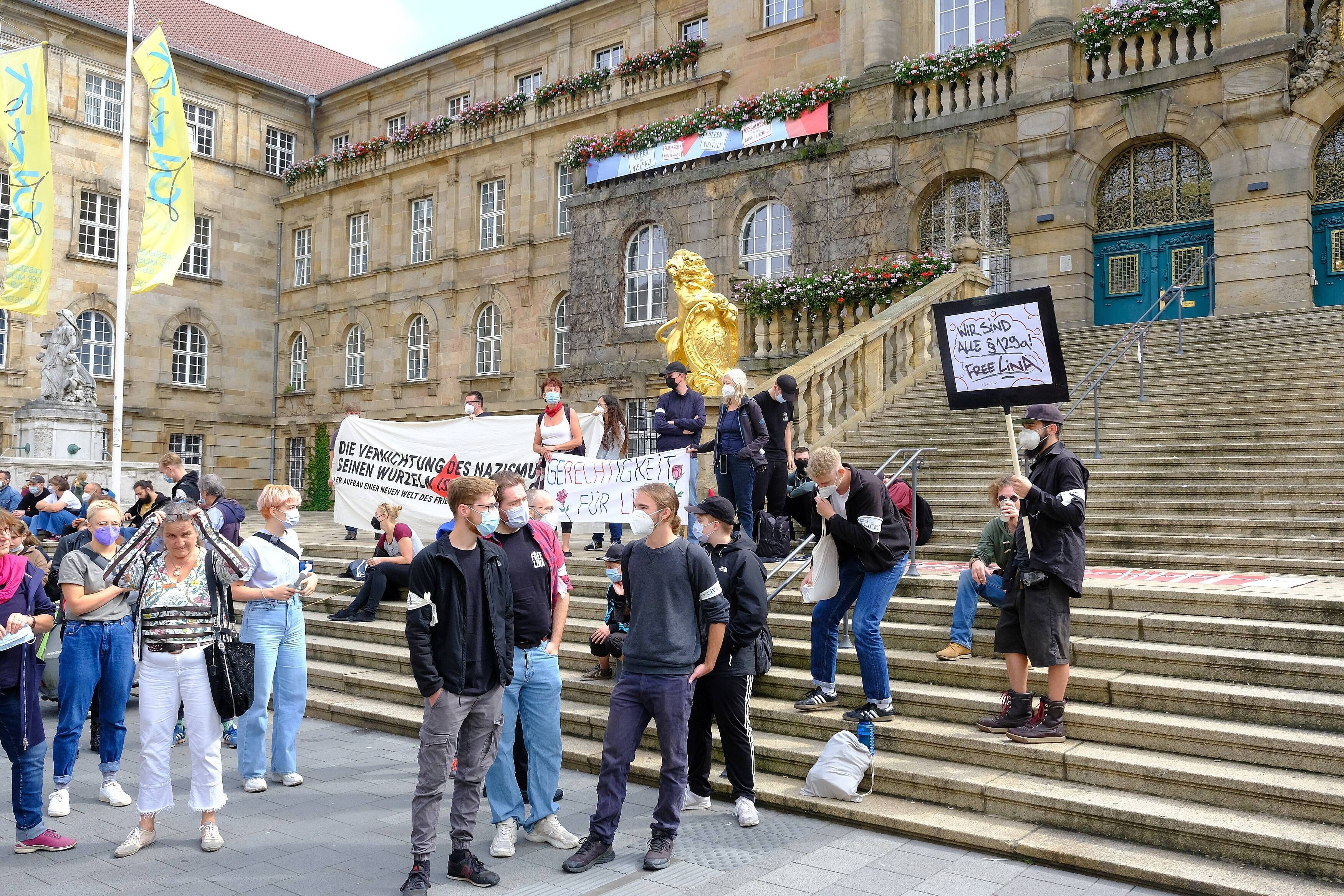 Lina E.: Mutmaßliche Linksextremisten Zu Jahrelanger Haft Verurteilt ...