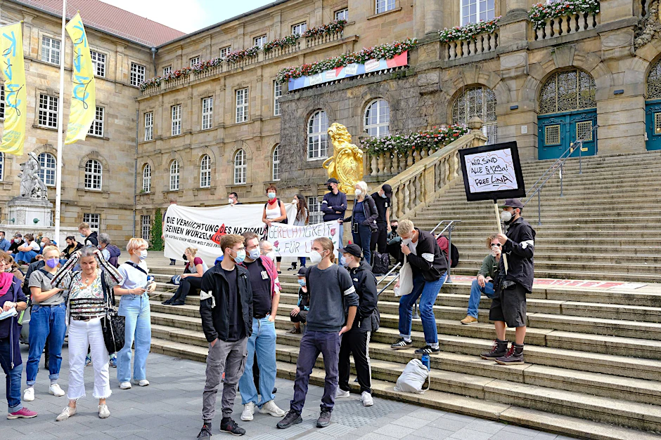 In Kassel demonstrieren Unterstützer von Lina E. für ihre Freilassung. Sie sitzt seit über einem Jahr in Untersuchungshaft. In Dresden läuft derzeit der Prozess gegen die Studentin.&nbsp;