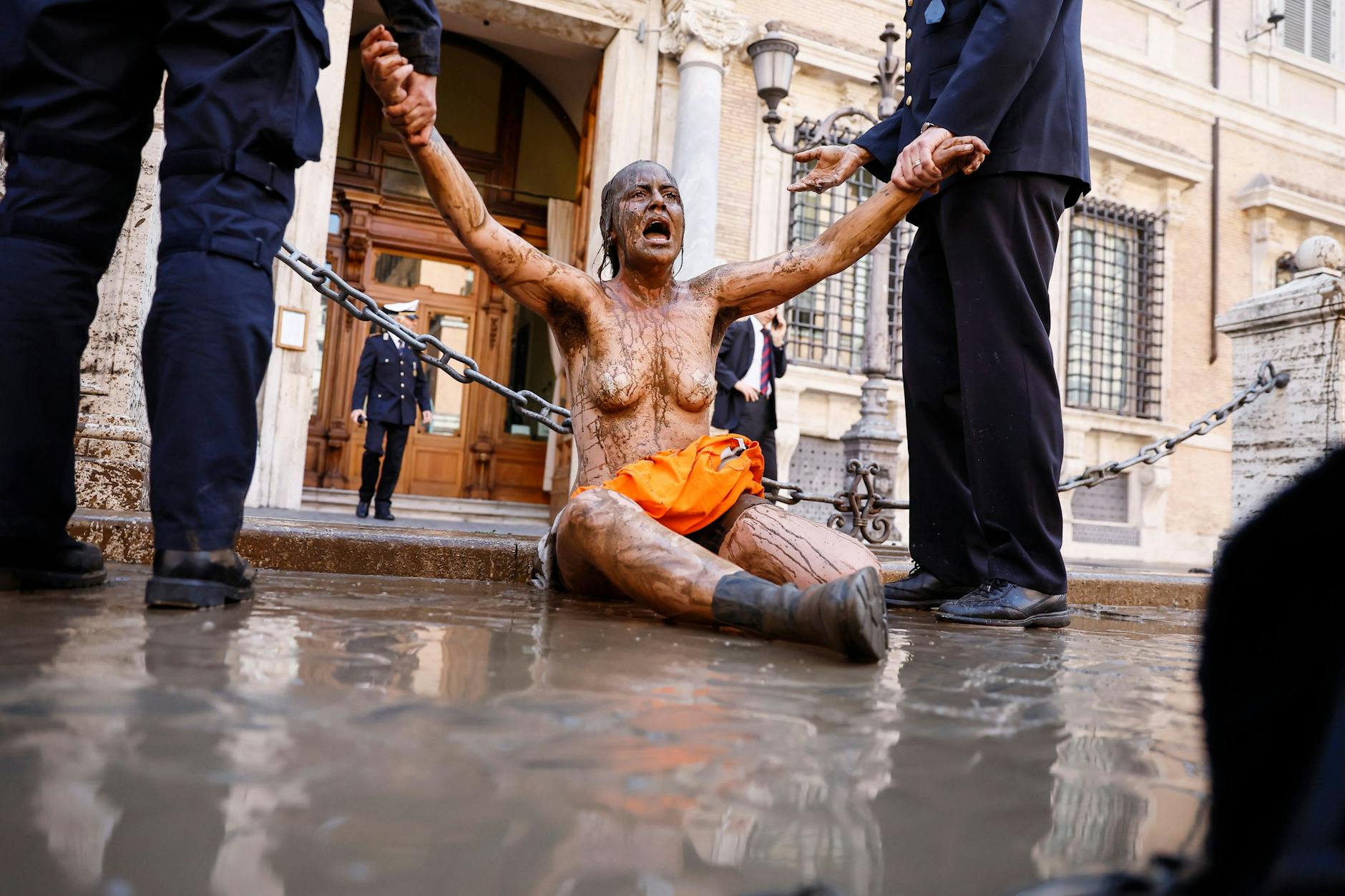 Vor dem italienischen Parlament in Rom wurde diese Klimaaktivistin festgenommen. In Deutschland gab es am Mittwoch Razzien gegen Mitglieder der Gruppe, die in ganz Europa aktiv ist. 