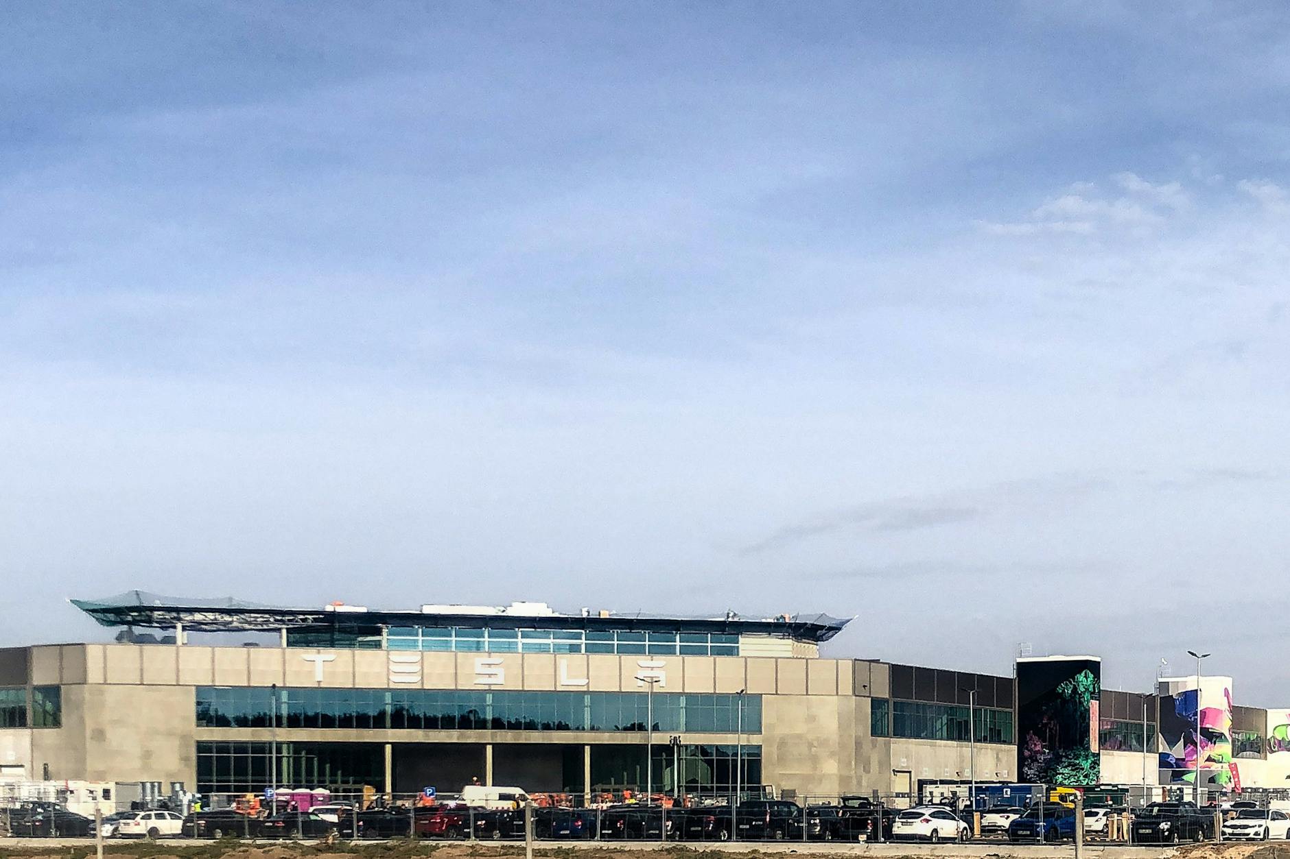 Tesla in Berlin – vielleicht klappt’s ja doch noch mit der Fusion der Automarke und des Technoclubs?