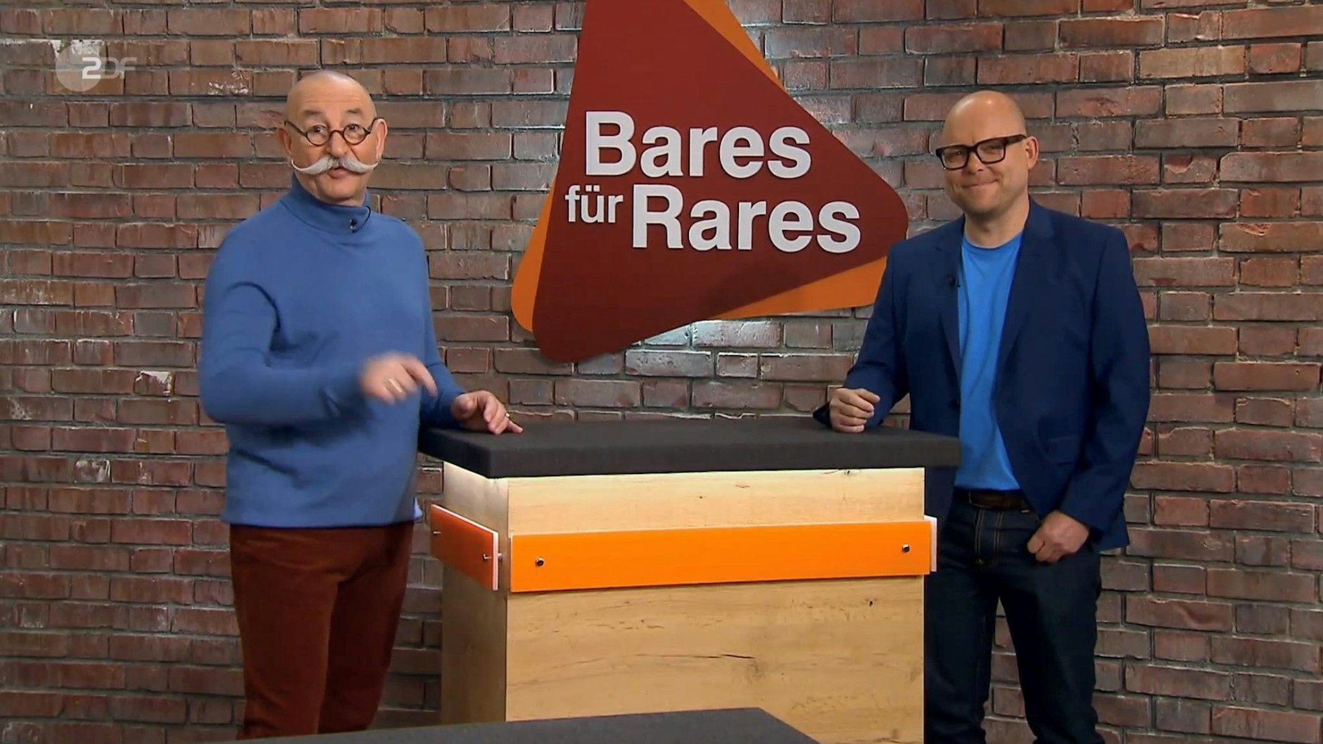„Bares für Rares“-Moderator Horst Lichter begrüßt den neuen Händler Leo Leo.