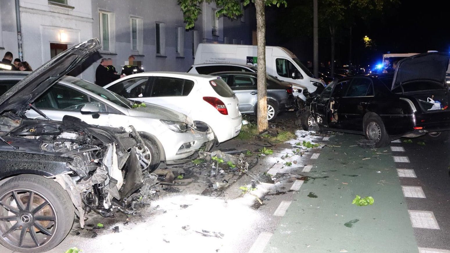 Der Lancia (re.) rammte gleich mehrere Fahrzeuge.