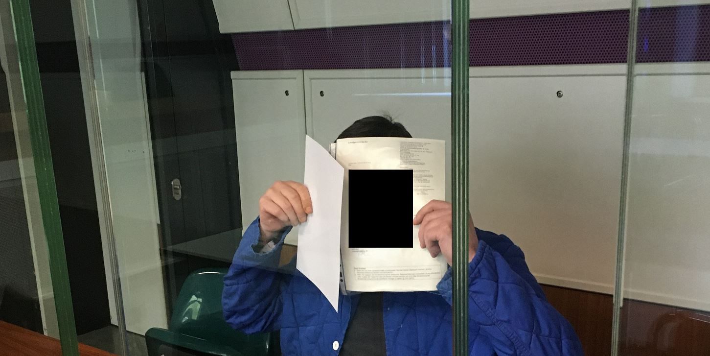 Mutige Verkäuferin schreit diesen Räuber in die Flucht