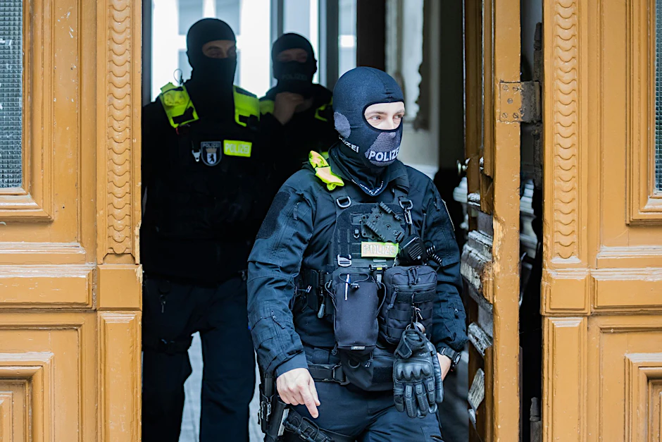 Polizisten nach einer Hausdurchsuchung in Berlin-Kreuzberg: Am Mittwoch haben zahlreiche Einsatzkräfte in mehreren Bundesländern Beweismittel gesichert.&nbsp;