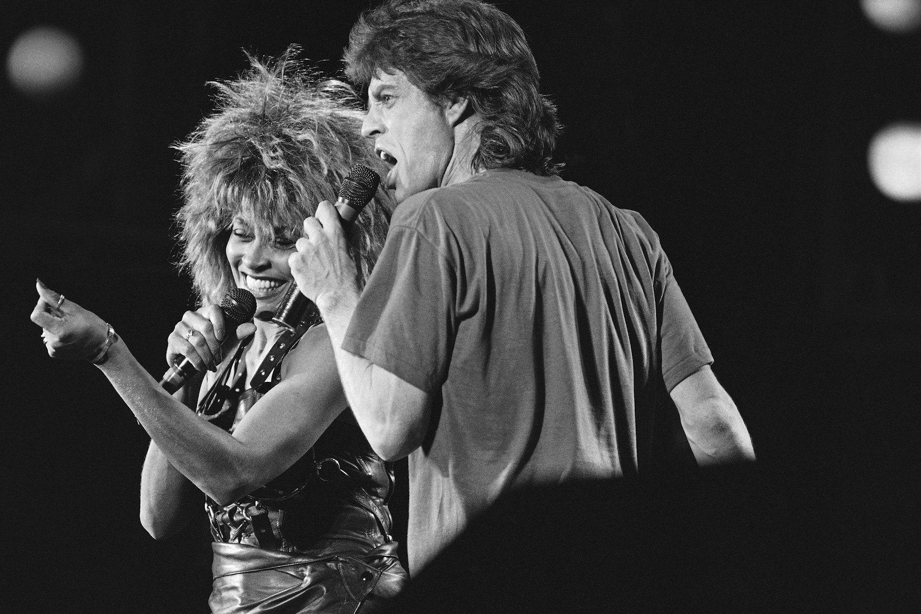 Juli 1985: Tina Turner und Mick Jagger treten zusammen während des Live-Aid-Konzerts in Philadelphia auf.