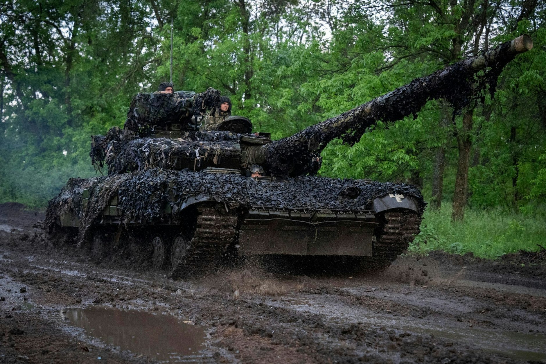 Ukrainische Soldaten fahren mit Panzern zu ihren Stellungen nahe Bachmut.  
