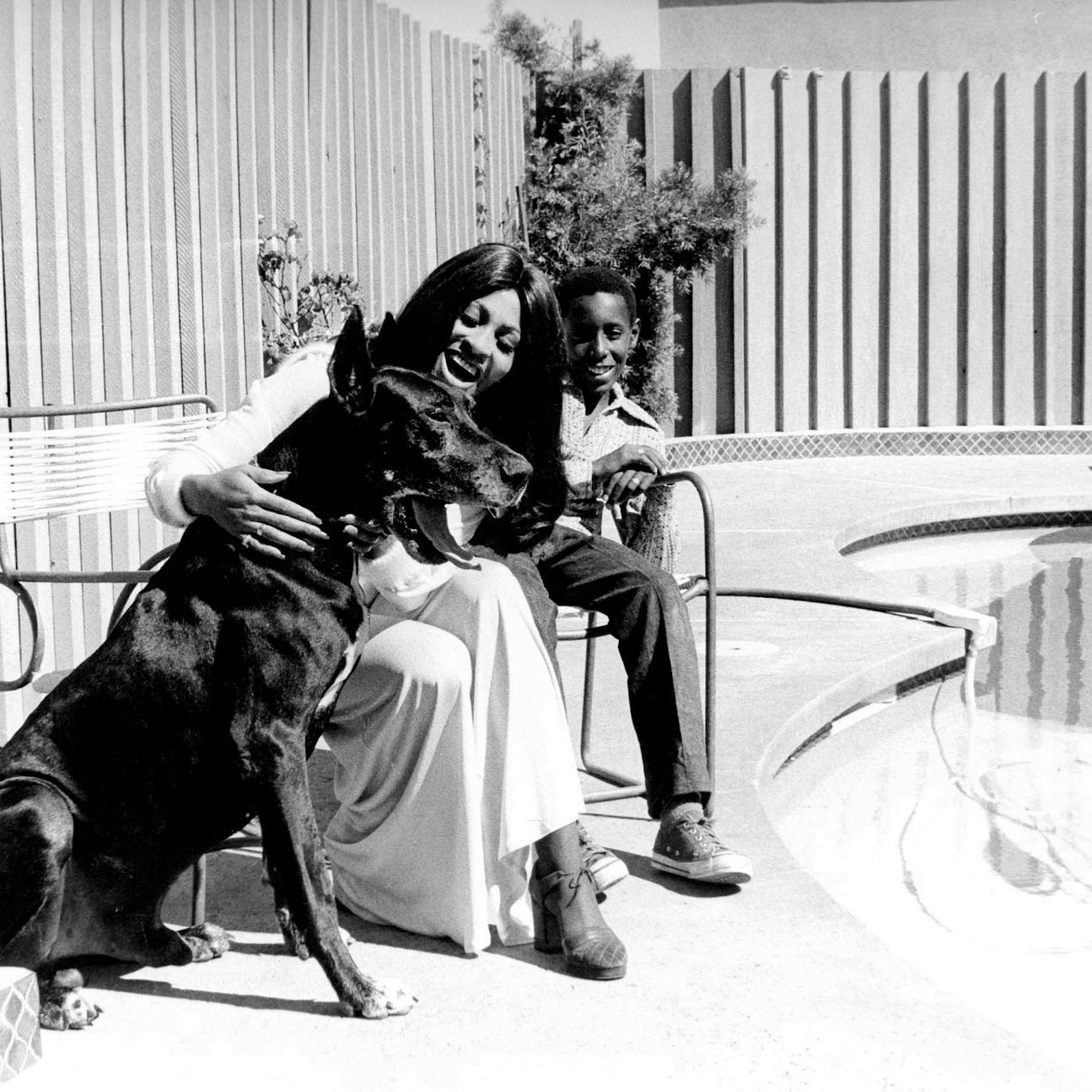 Tina Turner mit ihrem Sohn Ronnie und  Hund Onyx 1972 am Pool ihres Hauses in View Park. Ronnie Turner starb 2022 im Alter von 62 Jahren.&nbsp;