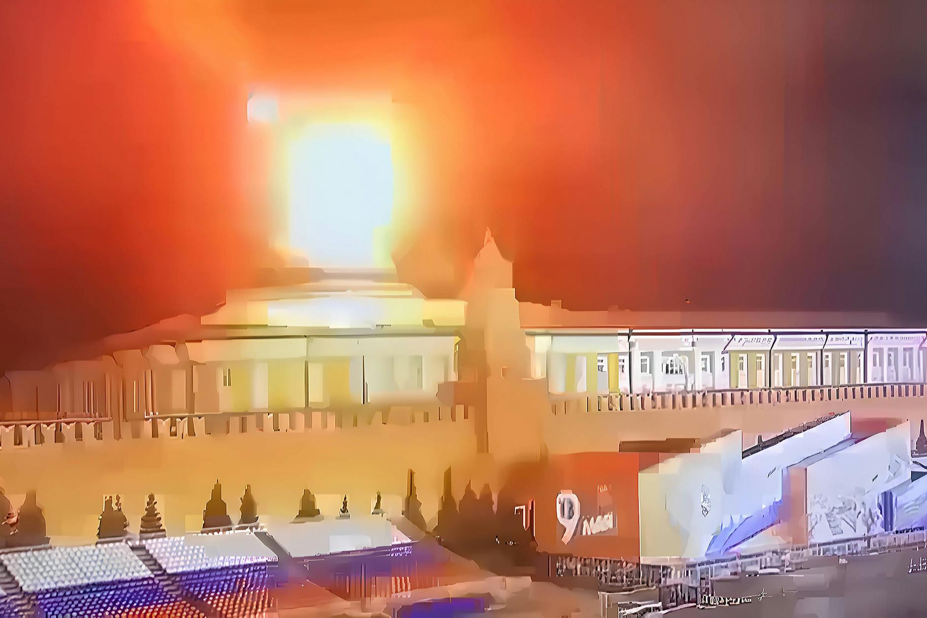 Veröffentlichte Bilder aus einer Überwachungskamera zeigen Flammen und Rauch über der Kuppel des Kreml-Senatsgebäudes. 