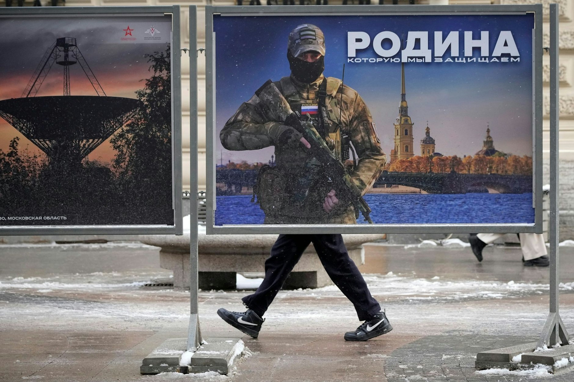 Ein Plakat mit dem Bild eines russischen Soldaten und der Aufschrift „Wir verteidigen das Vaterland“ in St. Petersburg.
