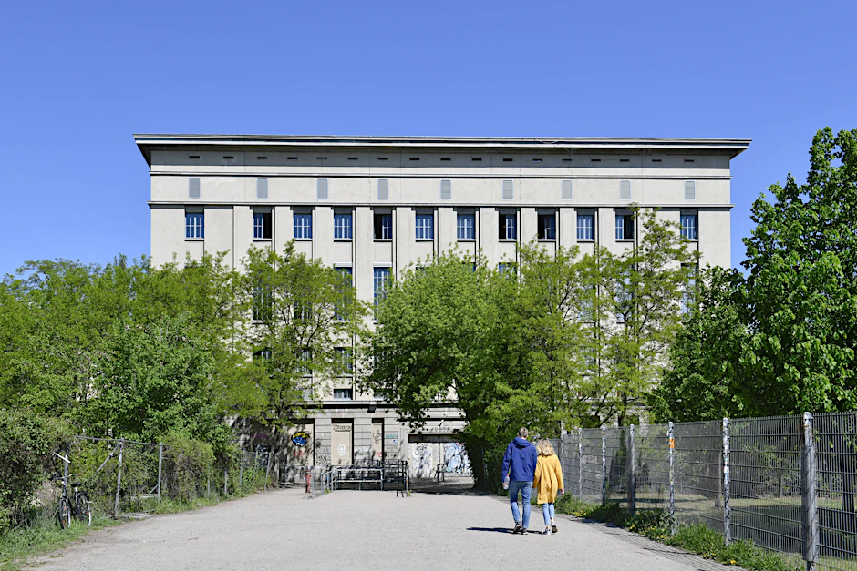 Das Berghain könnte endlich ein Ort für alle werden – auch für Menschen in gelben Anoraks.&nbsp;