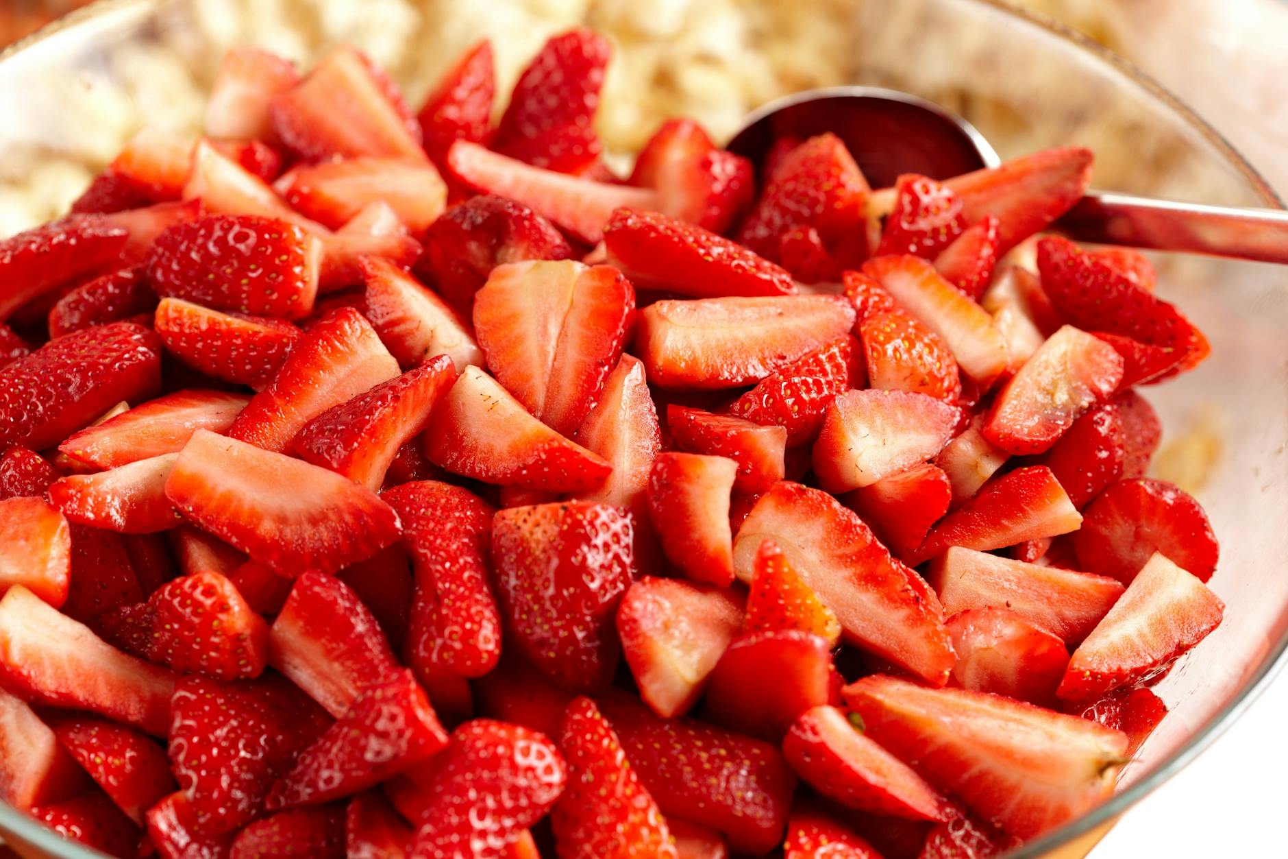 Marinierte Erdbeeren sind der Inbegriff von Sommer – so lecker, süß und saftig!