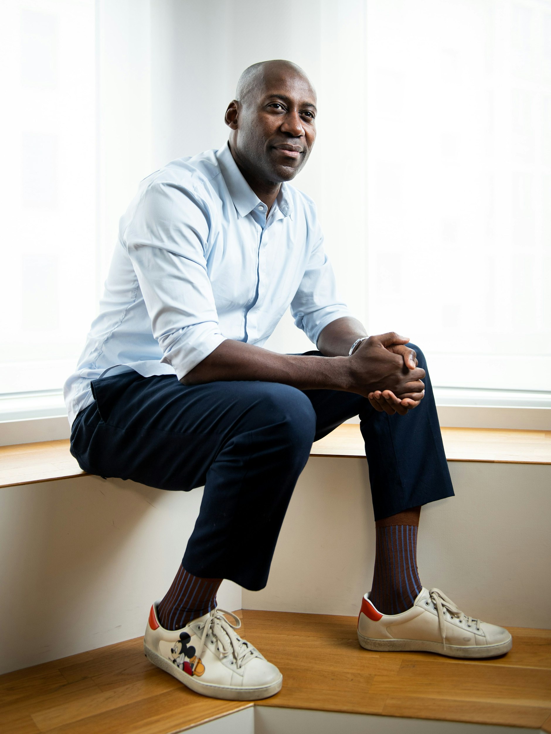 Joe Chialo mit den Gucci-Ace-Sneakern. Auf dem Seconday Market sind die Schuhe circa 600 Euro wert.&nbsp;