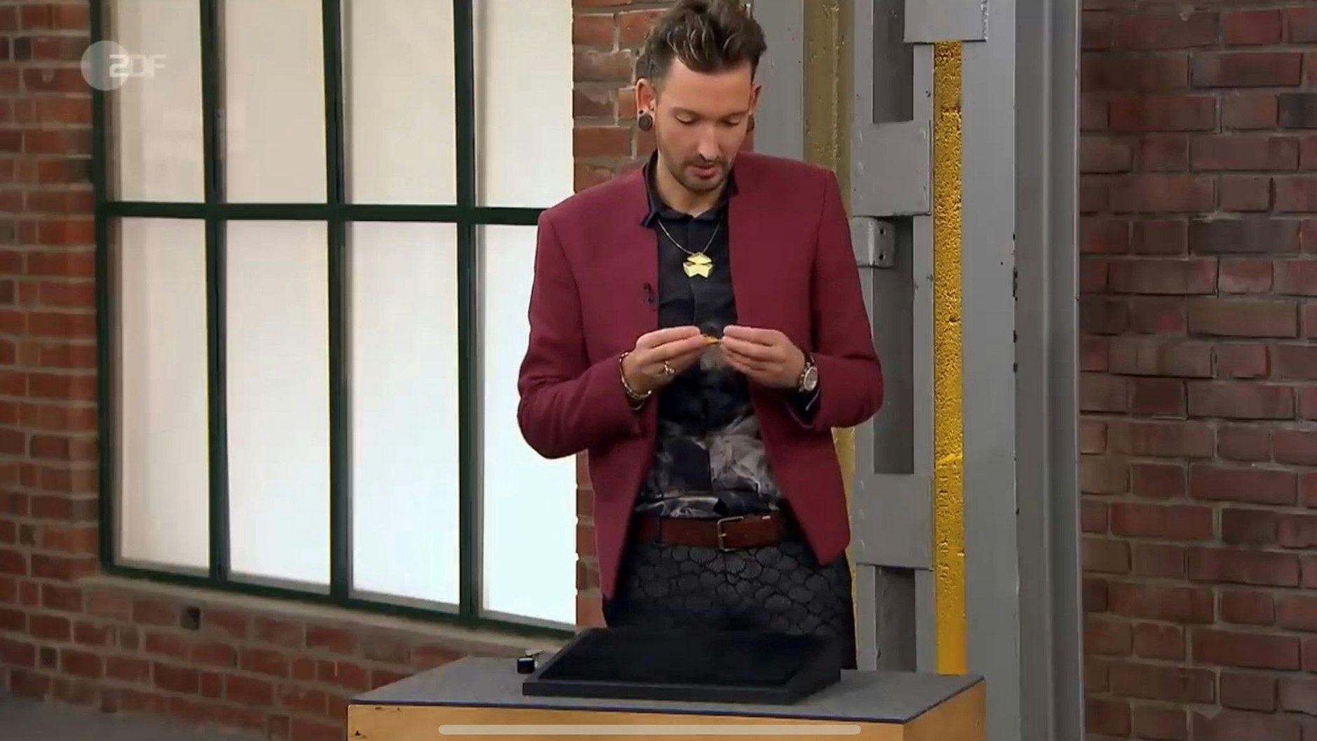 „Bares für Rares“-Händler Fabian Kahl lob die außergewöhnliche Handwerkskunst des Anhängers.