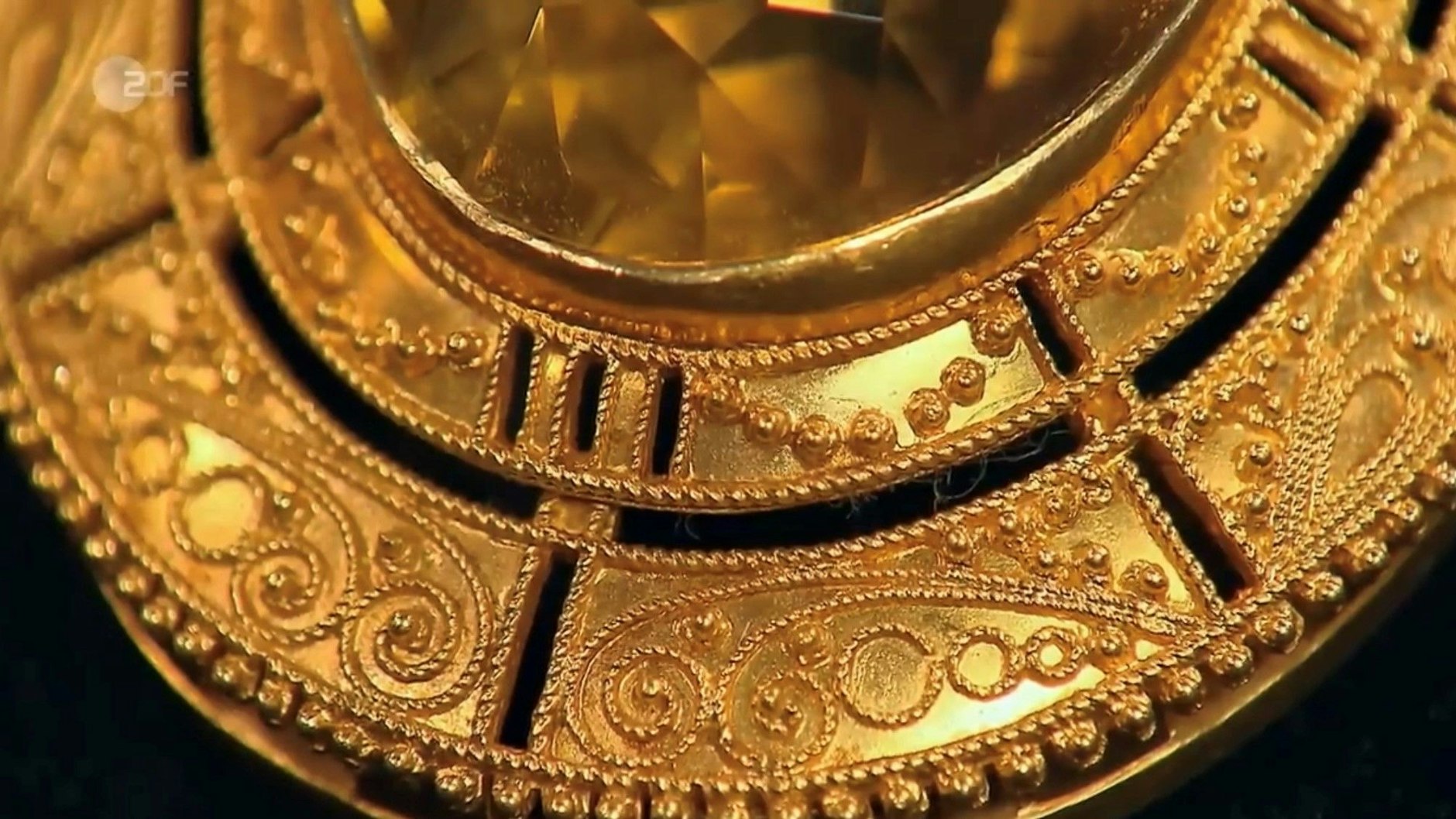 Die vielen Details machen den Anhänger bei „Bares für Rares“ so besonders.